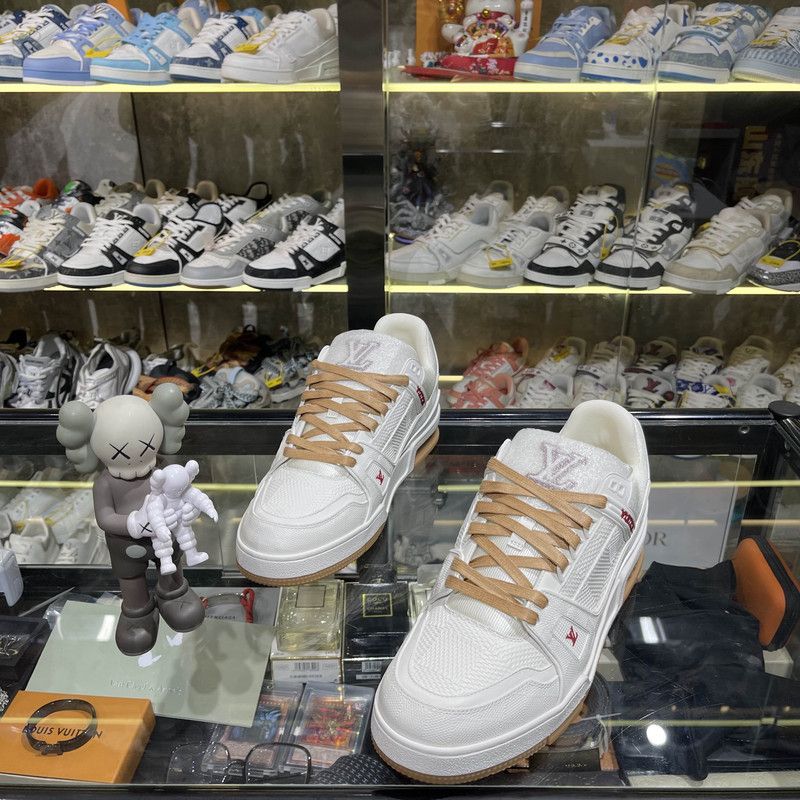Louis Vuitton Louis Vuitton White Leather Low-Top Sneakers for Men 0079 Size US 9.5 / EU 42-43 - 1 Thumbnail