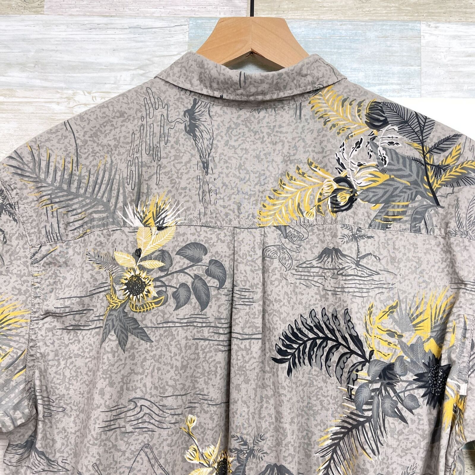 Quiksilver Quiksilver Hawaiian Shirt Gray Tropical Pineapple Mens L Size US L / EU 52-54 / 3 - 5 Thumbnail