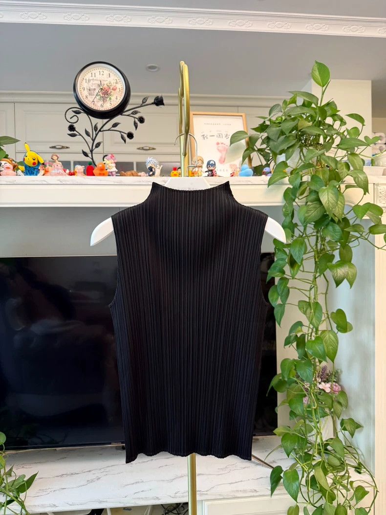 Issey Miyake Issey Miyake Black sleeveless vest Size L / US 10 / IT 46 - 1 Thumbnail
