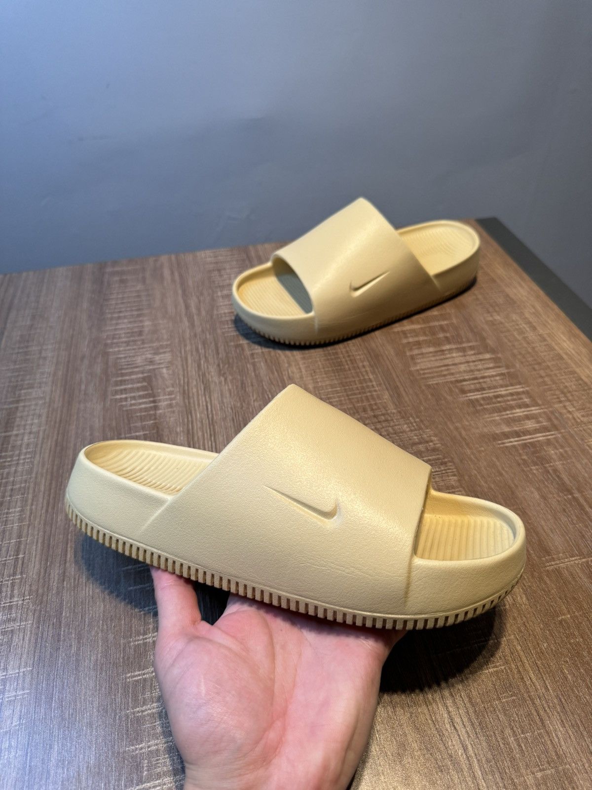 Nike Nike Calm Slides Size M7 W8 SESAME Slide Used Size US 7 / EU 40 - 1 Thumbnail