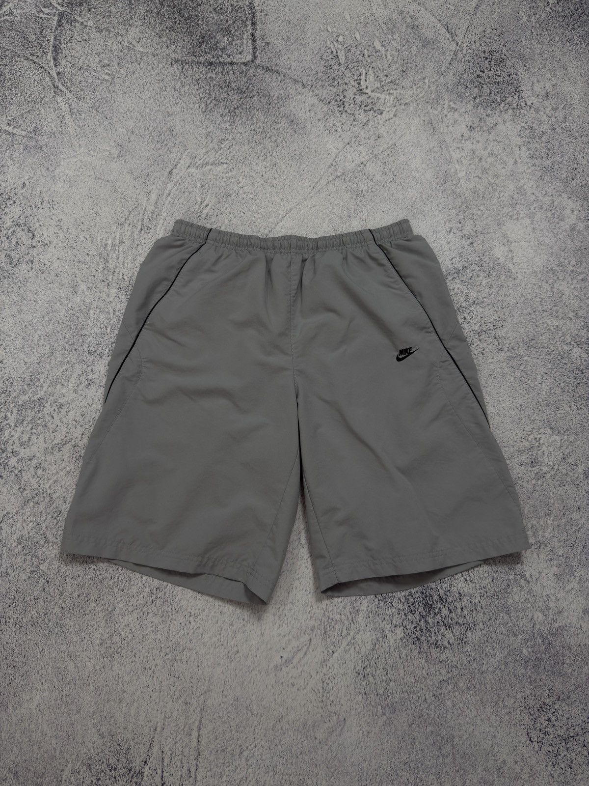 Nike Vintage Nike shorts streetwear swoosh casual y2k size L Size US 34 / EU 50 - 1 Thumbnail