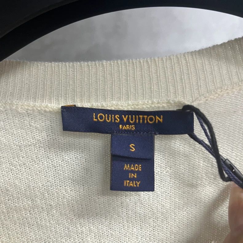 Louis Vuitton Louis Vuitton White solid V-neck pullover knit long-sleeve Size S / US 4 / IT 40 - 2 Thumbnail
