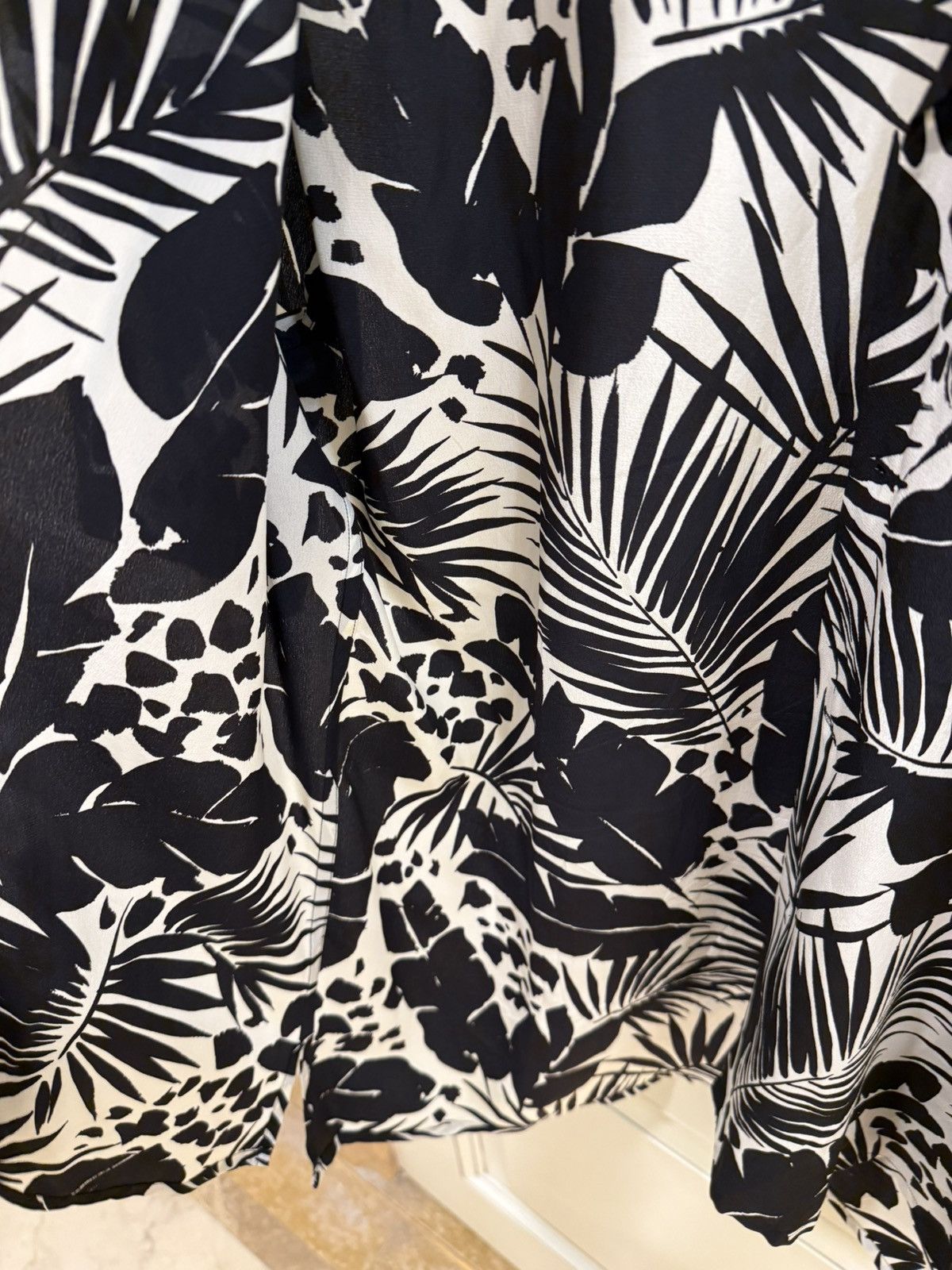 Saint Laurent Paris Tropical Shark-Collar Short Sleeve Silk Shirt collar size39 Size US M / EU 48-50 / 2 - 8 Thumbnail
