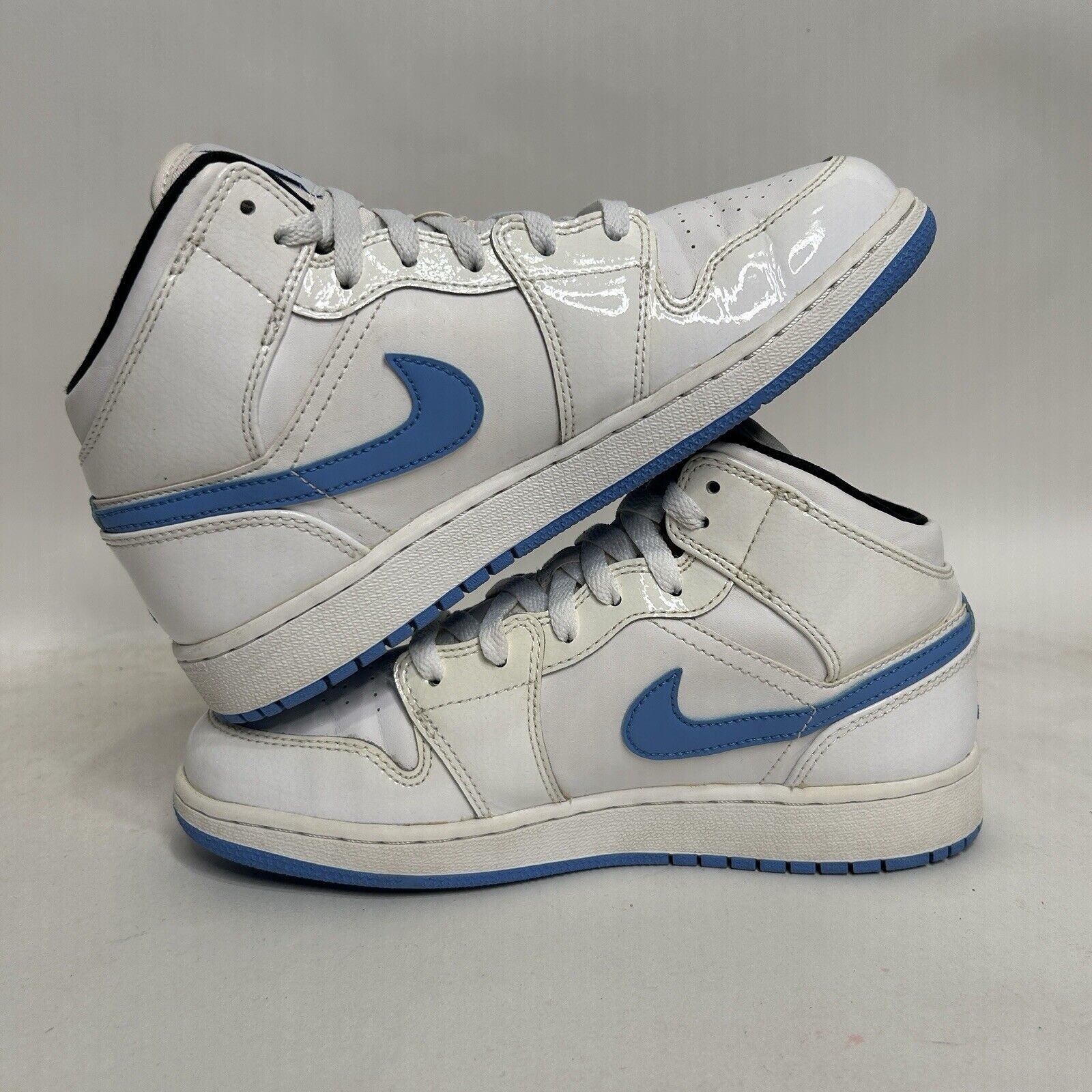 Jordan Brand Nike Shoes Air Jordan 1 Retro Mid GS “Legend Blue/UNC" 2024 Size US 7 / IT 37 - 3 Thumbnail