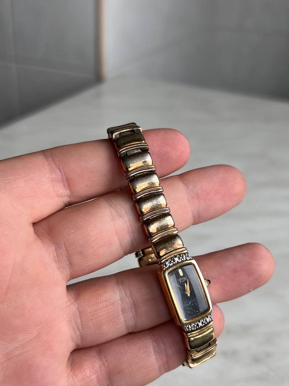 Vintage Vintage 1997 Seiko Curved Shaped Face 18 Karat Gold Plated Size ONE SIZE - 2 Thumbnail