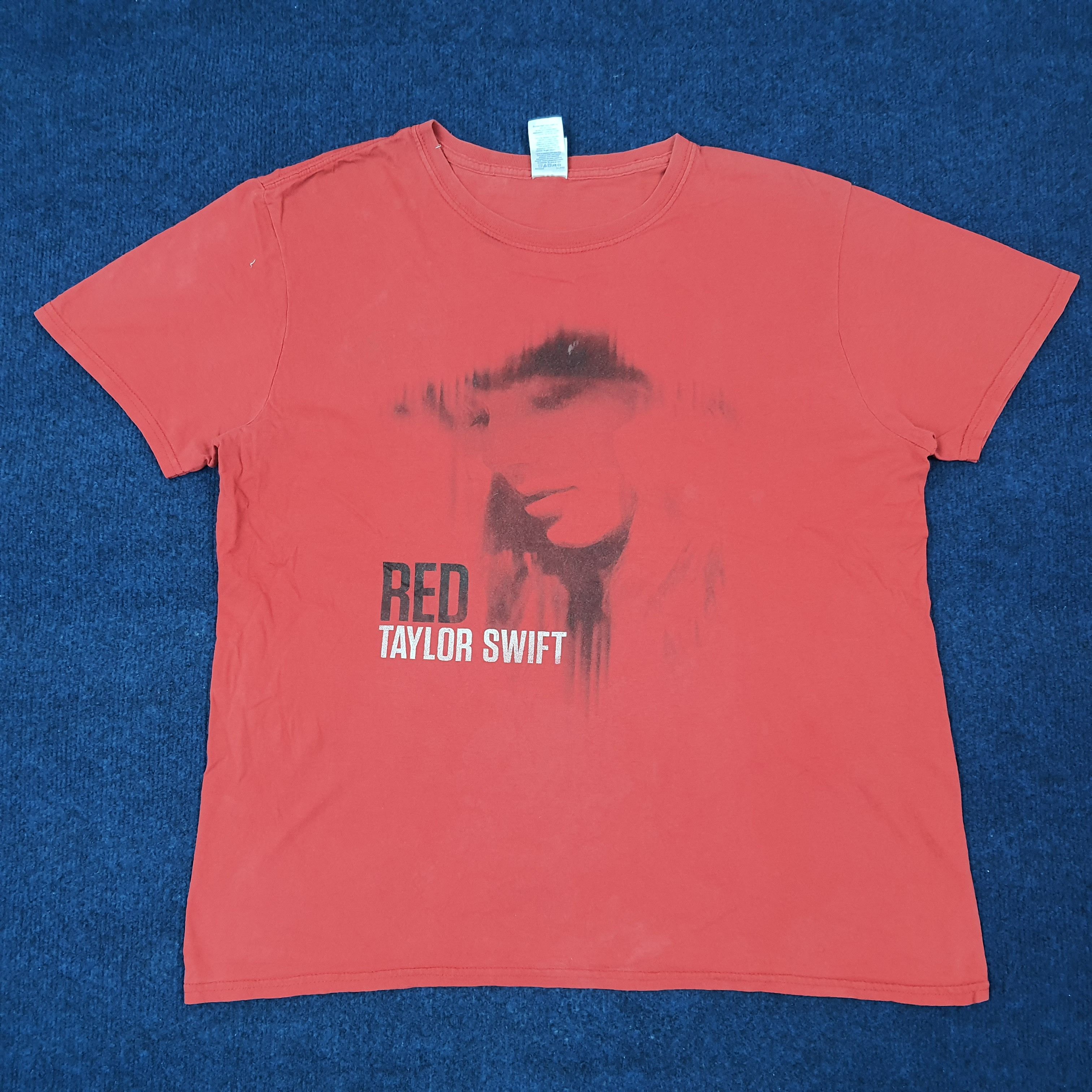 Band Tees Vintage Taylor Swift Red Tour Concert Tshirt C239N12 Size US L / EU 52-54 / 3 - 1 Thumbnail