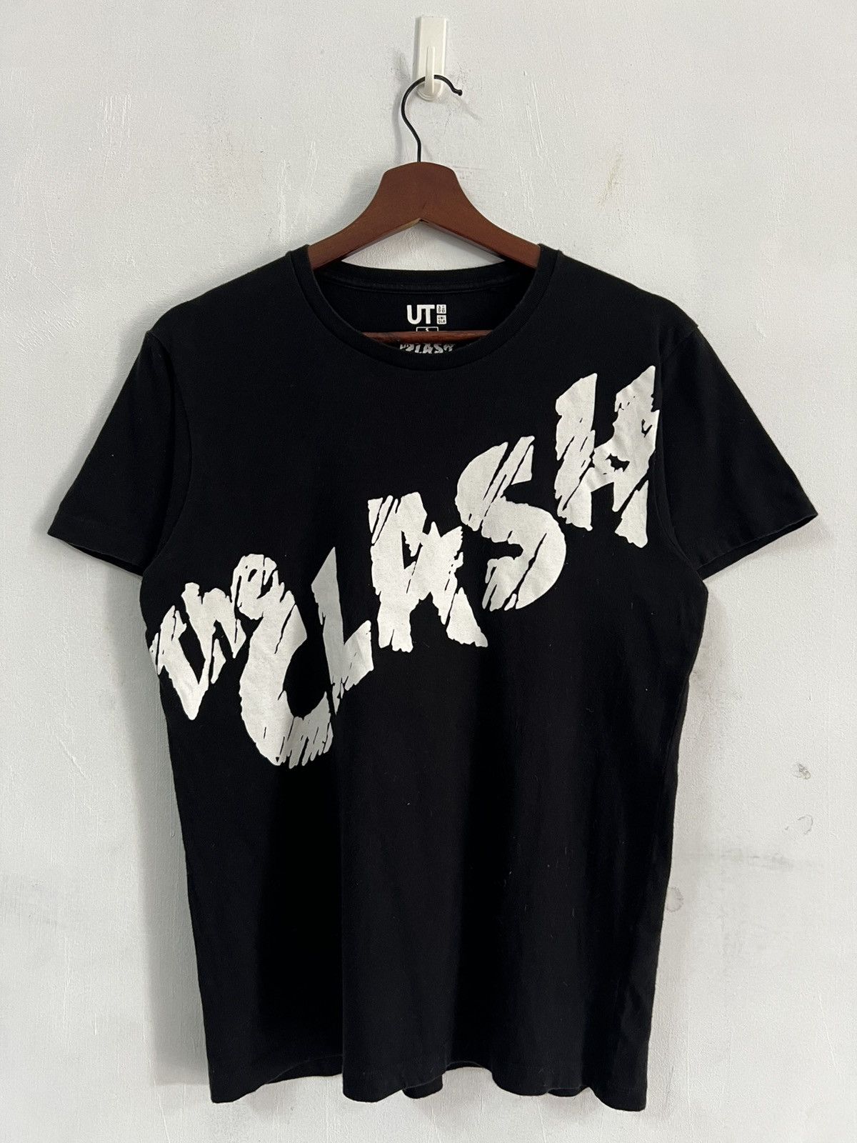Band Tees Uniqlo X The Clash Streetwear Tee Size US S / EU 44-46 / 1 - 1 Thumbnail