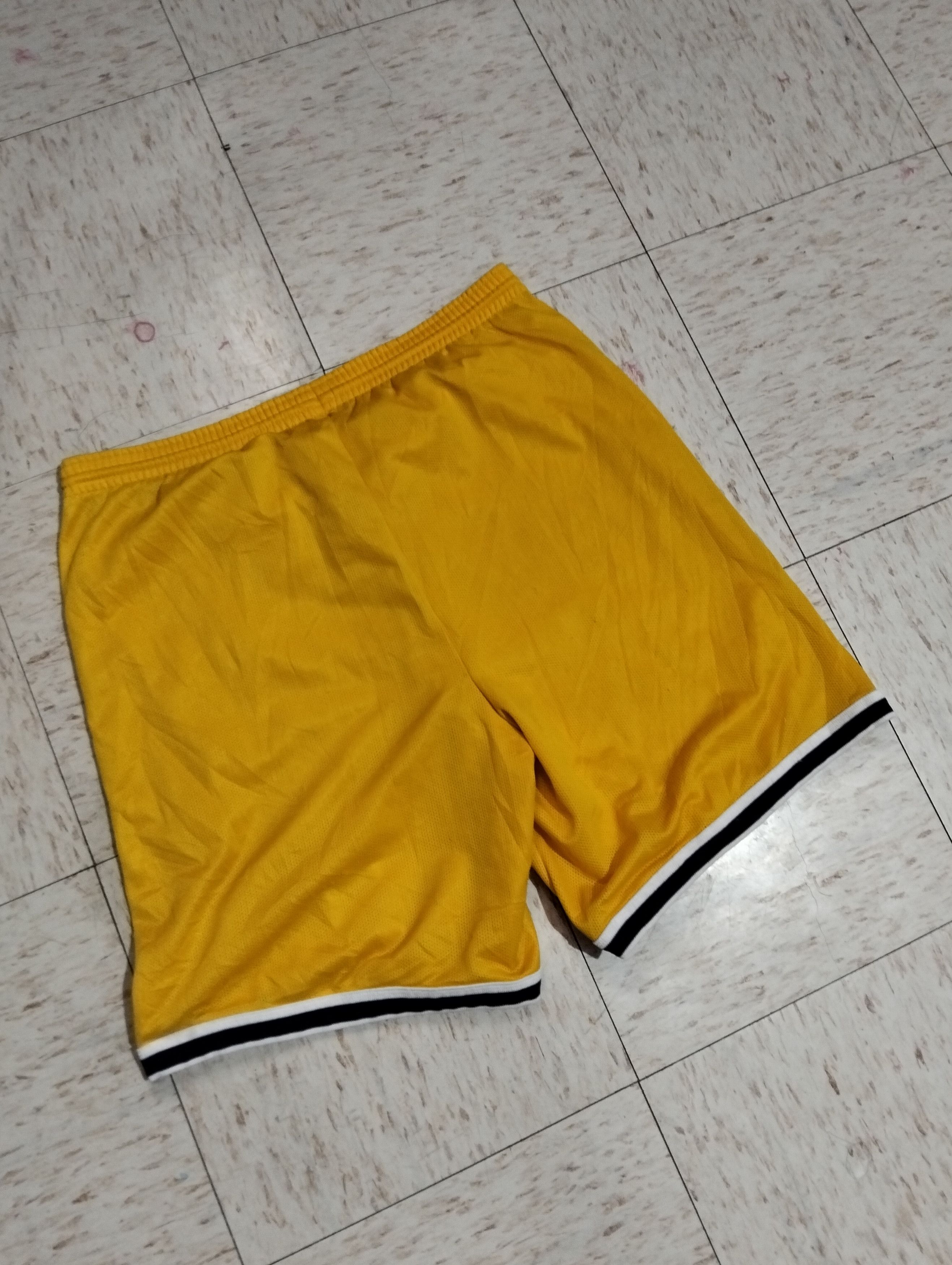 Champion × NBA × Vintage Vintage 90s Champion NBA Los angeles lakers shorts Size US 34 / EU 50 - 2 Thumbnail