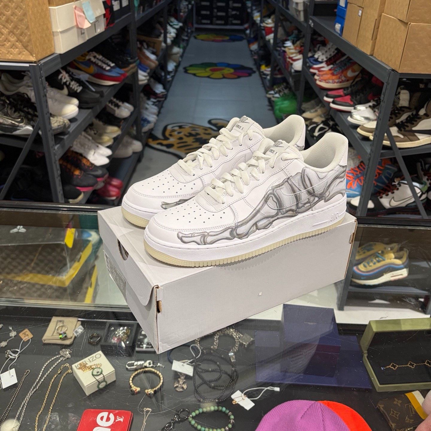 Nike Nike White Lowtop Sneakers 11 Men Size US 11 / EU 44 - 1 Thumbnail