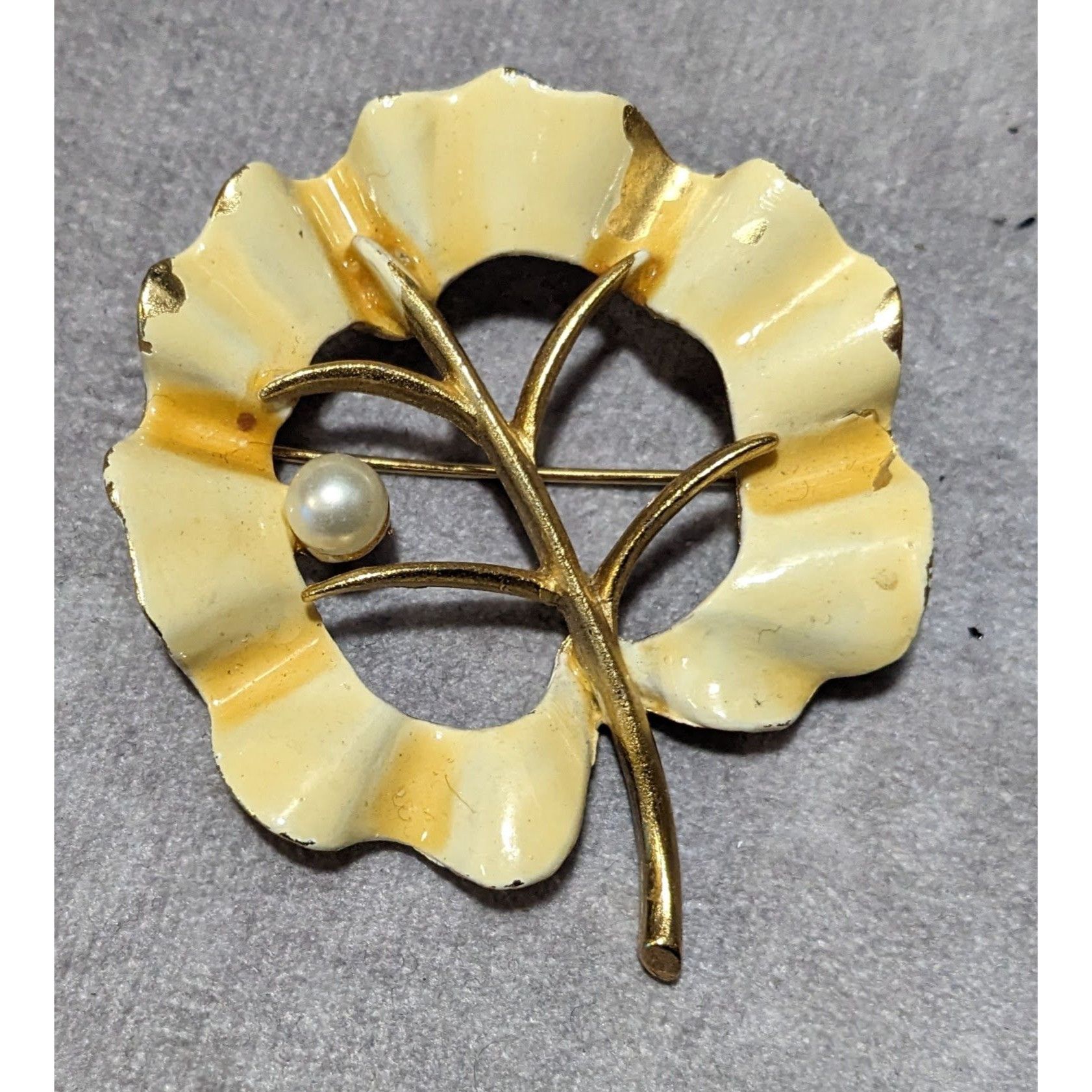 Other Vintage BSK Cream And Gold Tone Leaf Brooch Size ONE SIZE - 3 Thumbnail