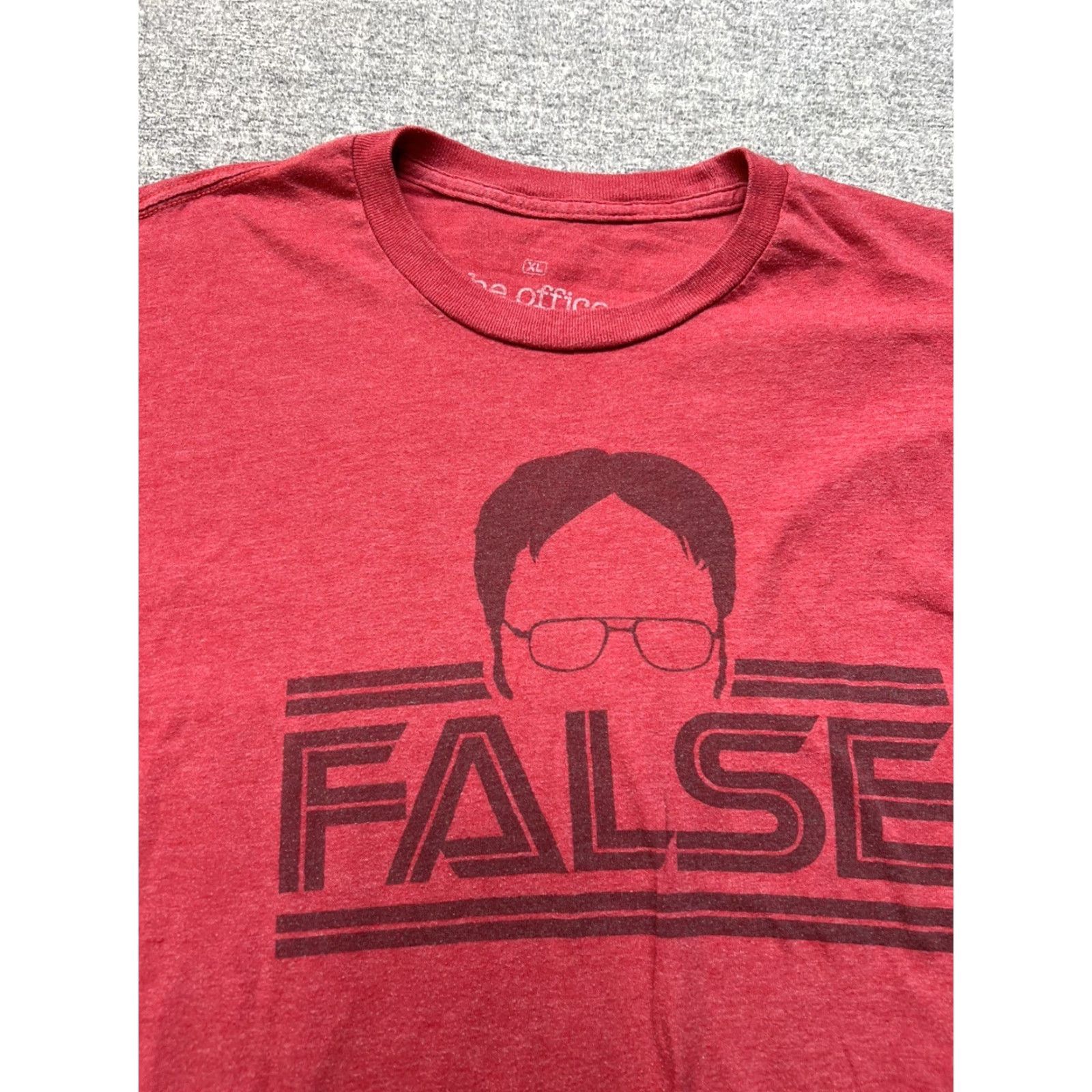 Gildan THE OFFICE Dwight Schrute FALSE T-Shirt MENS XL Red Short Sleeve Crew Neck Graphic Tee Shirt Size US XL / EU 56 / 4 - 2 Thumbnail