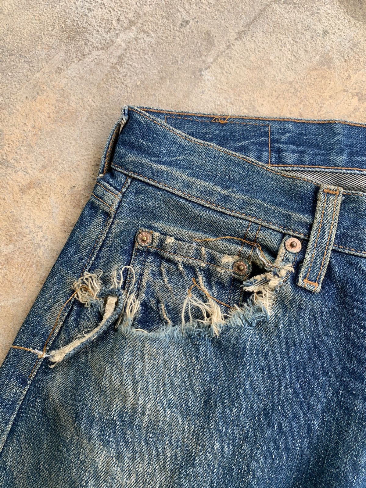 Levi's × Vintage Big E Vintage Levi’s 501 Redline Jeans Selvedge Distressed Size US 29 - 14 Thumbnail