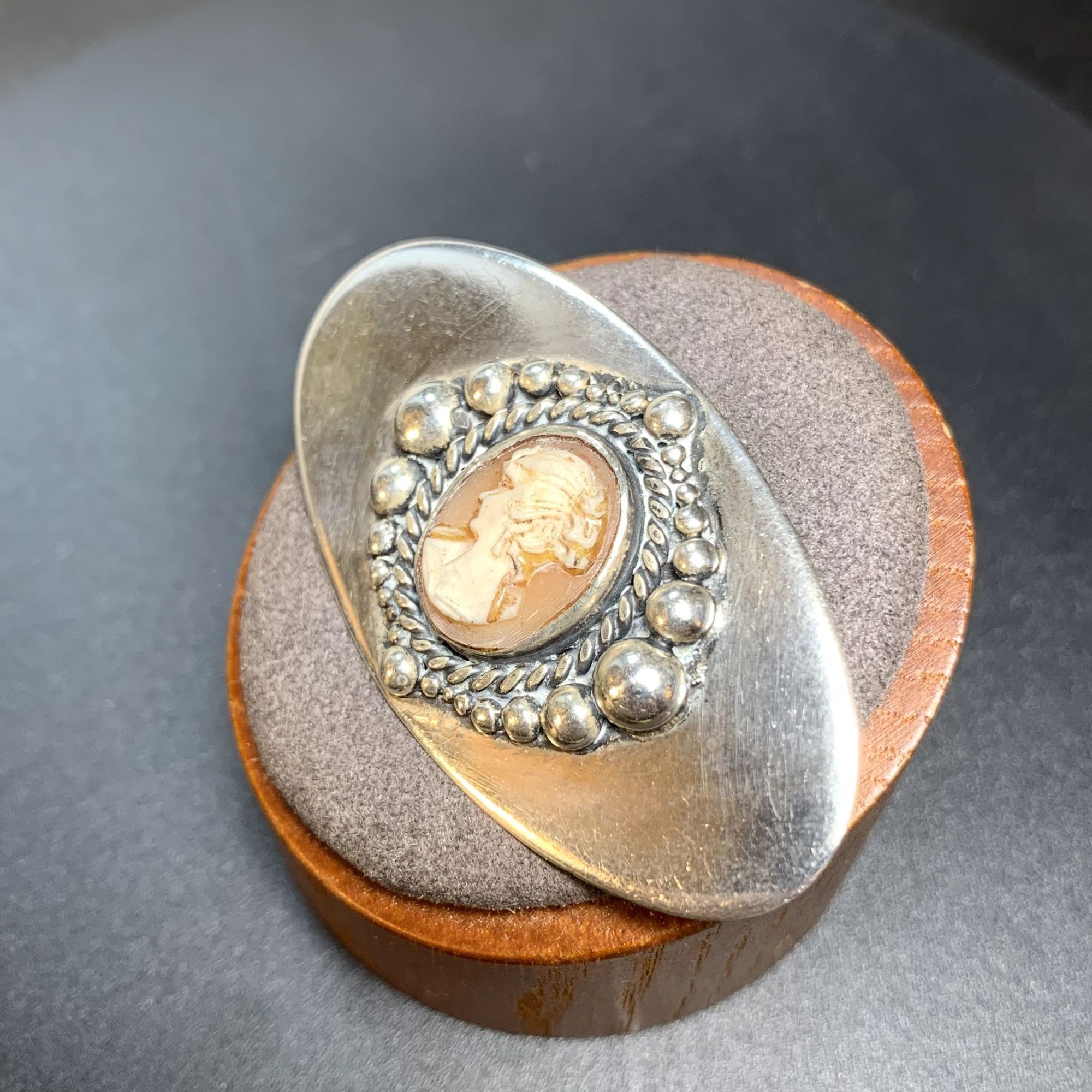 Other VTG Silver Elegant Shell Cameo Pin Brooch 0.3mm Width Size 2 Size ONE SIZE - 2 Thumbnail