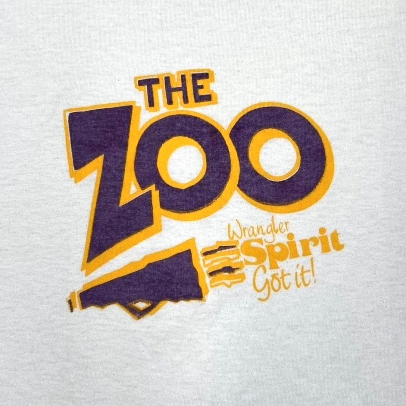 Vintage VINTAGE Screen Stars The Zoo “Wrangler Spirit” Souvenir T-Shirt XL White Men Shirt Graphic Print 1990s 90s Wrangler Spirit Boys Girls Mens Womens Size US XL / EU 56 / 4 - 3 Thumbnail