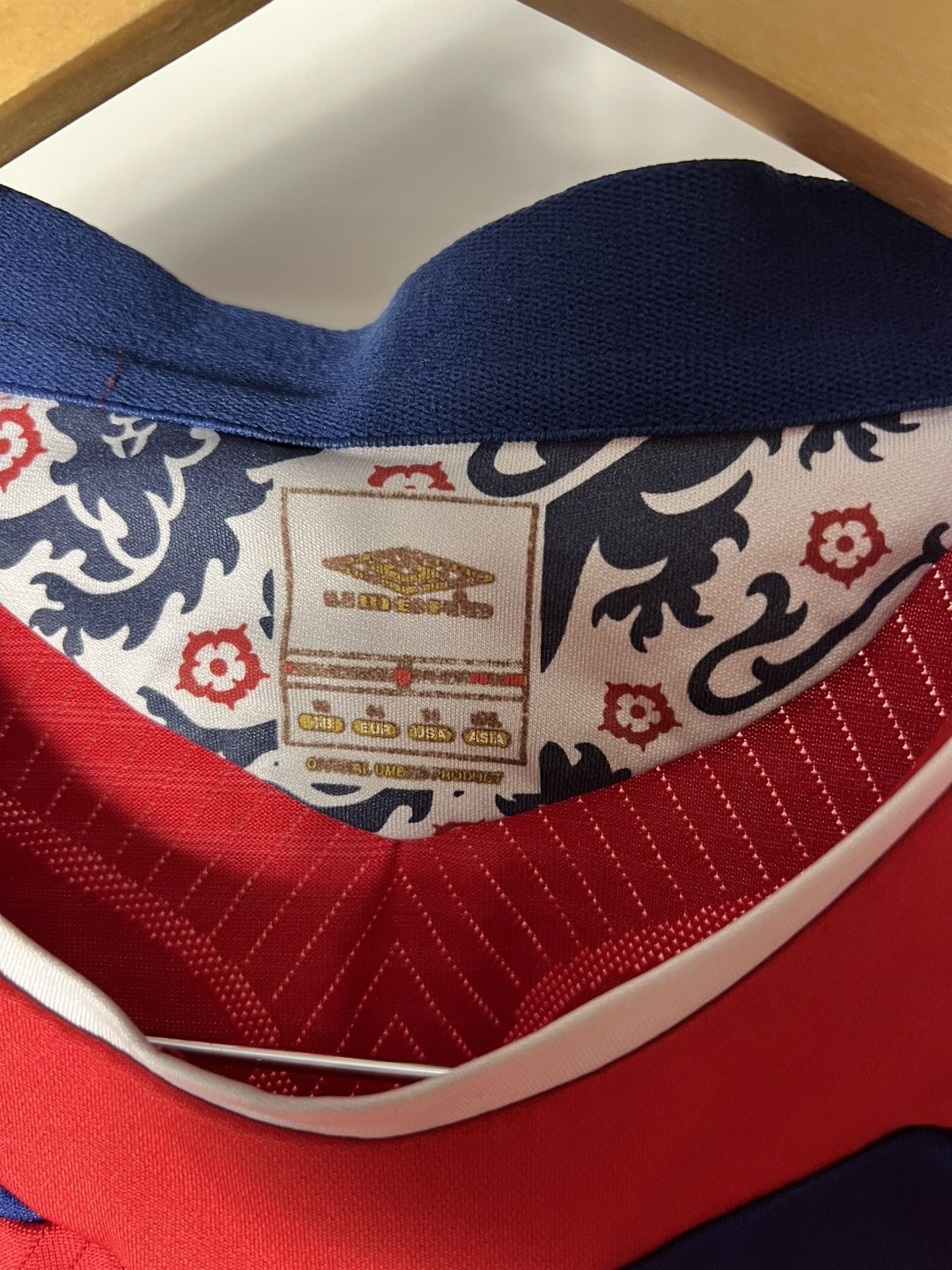 Umbro VINTAGE UMBRO ENGLAND RETRO SOCCER JERSEY MANCHESTER Y2K 90s Size US S / EU 44-46 / 1 - 8 Thumbnail