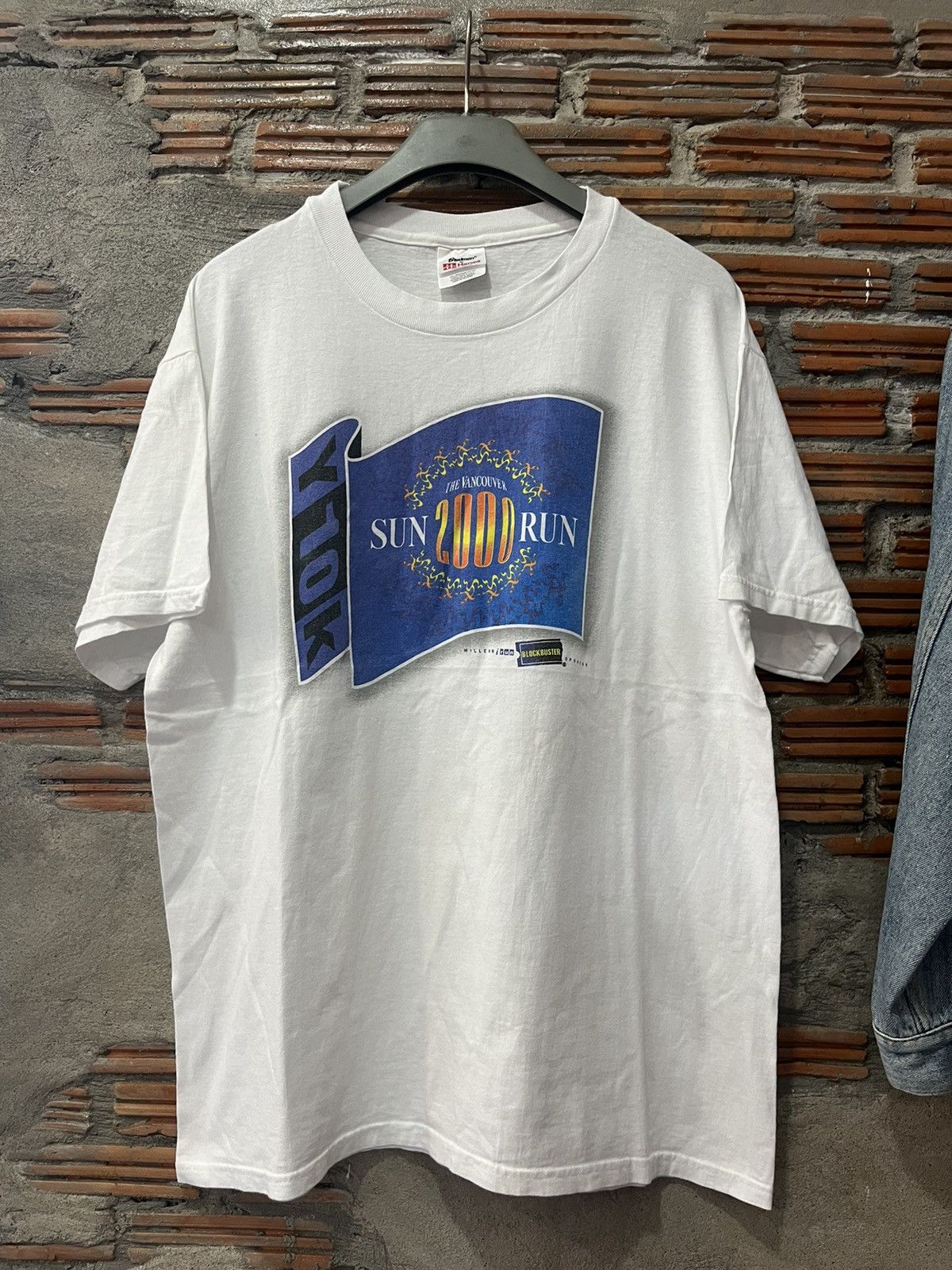 Vintage Vintage The VANCOUVER SUN 2000 RUN Blockbuster 00’s Tshirt Size US L / EU 52-54 / 3 - 2 Thumbnail