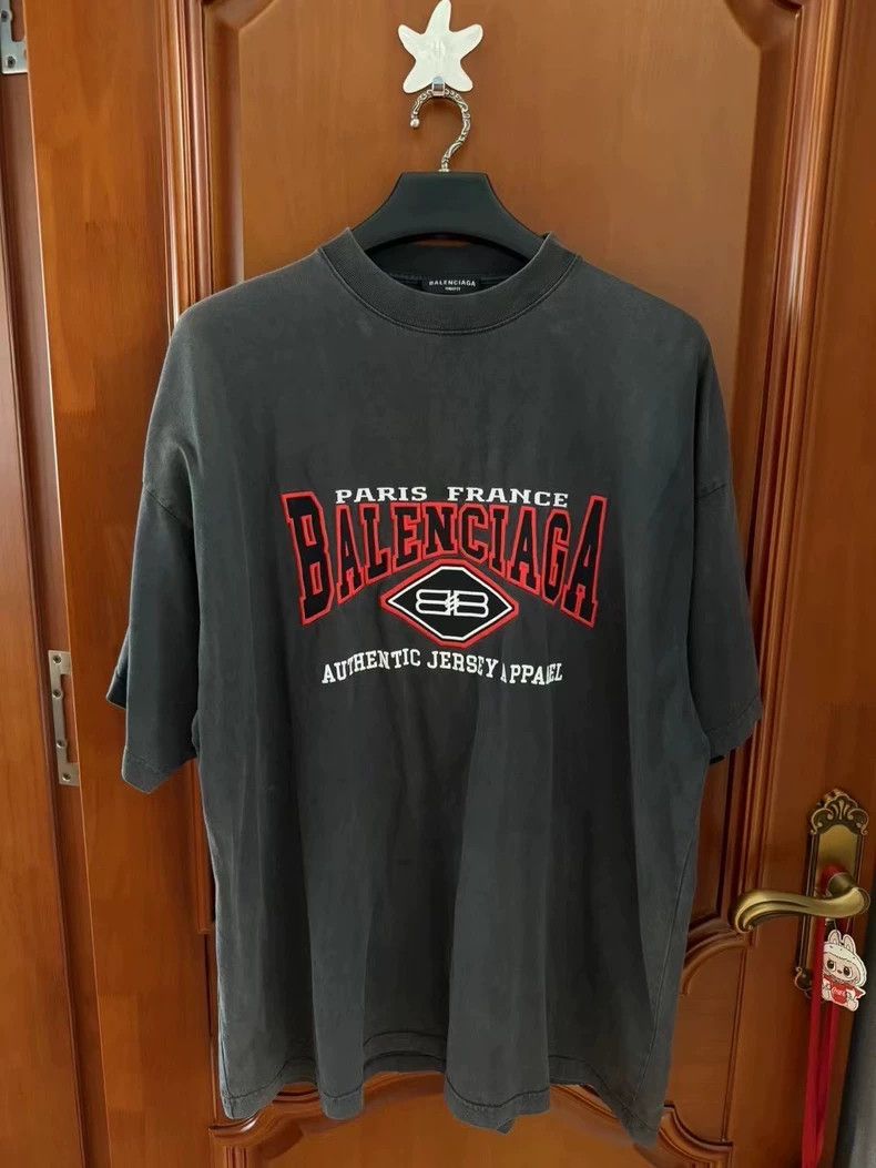 Balenciaga Balenciaga Bat short sleeve Size US L / EU 52-54 / 3 - 1 Thumbnail