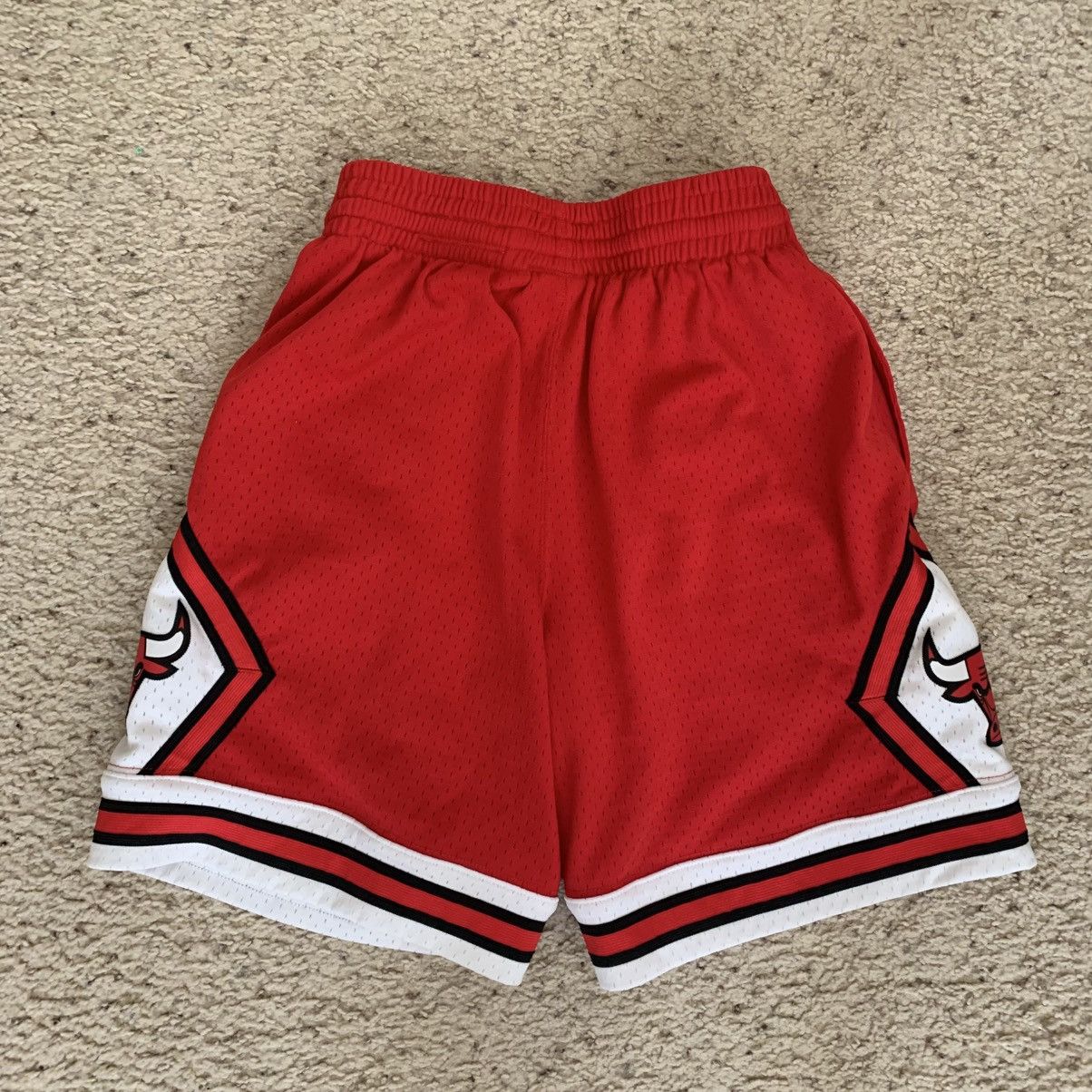Mitchell & Ness Mitchell & Ness Chicago Bulls Swingman Shorts Size US 30 / EU 46 - 2 Thumbnail