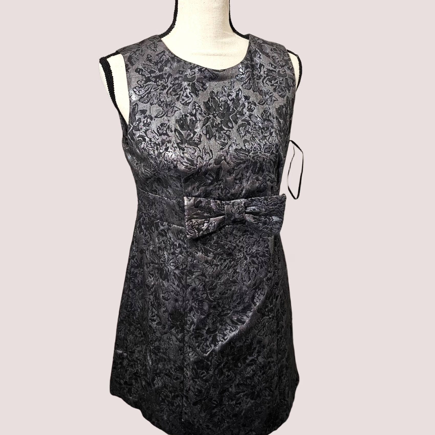 BB Dakota BB Dakota Women’s Sleeveless City Lines Shift Dress Size 8 Metallic Black Floral Lined Midi 100% Polyester Size M / US 6-8 / IT 42-44 - 1 Thumbnail