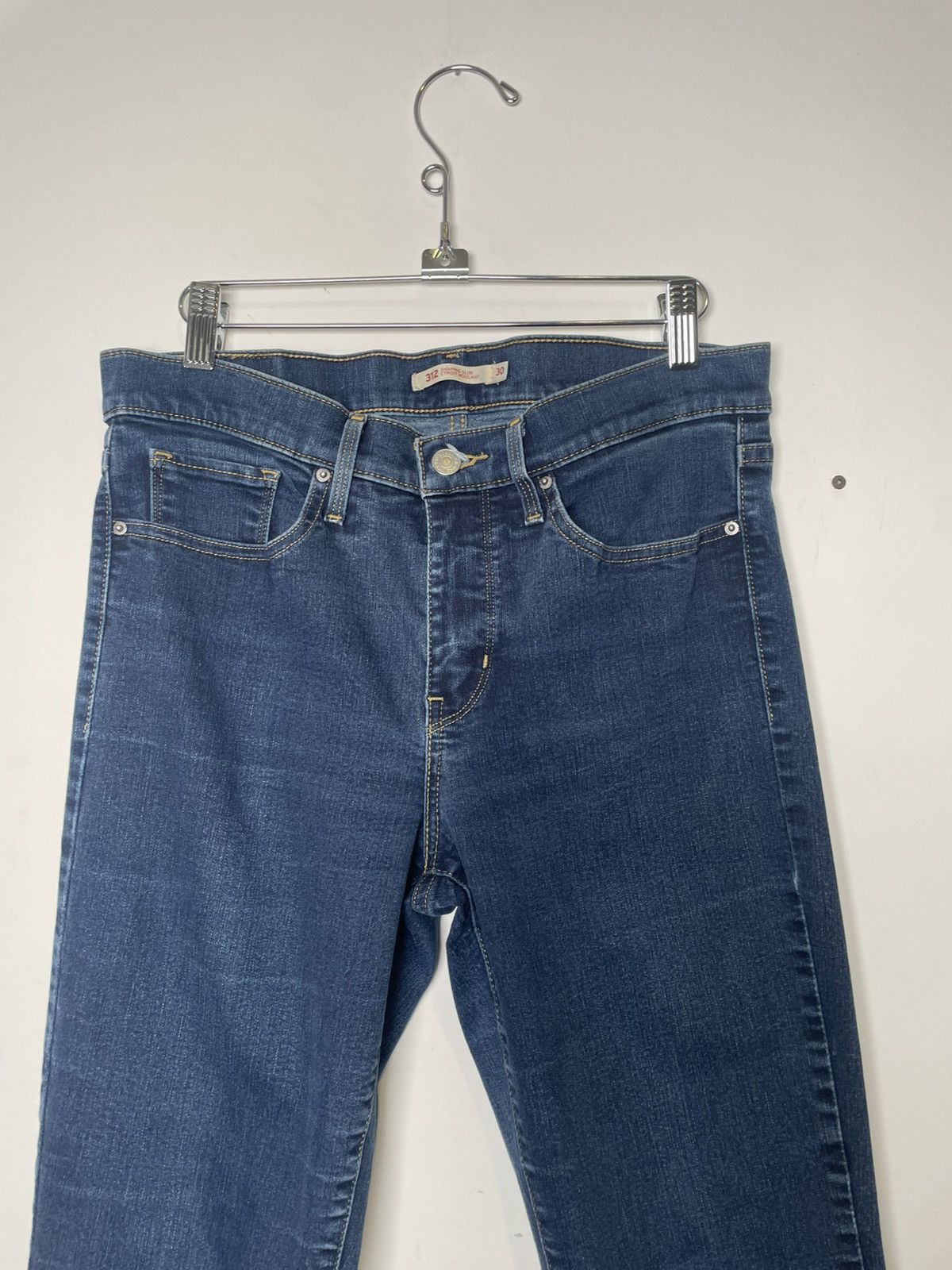 Levi's Levi’s 312 Shaping Slim Jeans Mid-Wash Blue 30 Size US 30 / EU 46 - 4 Thumbnail