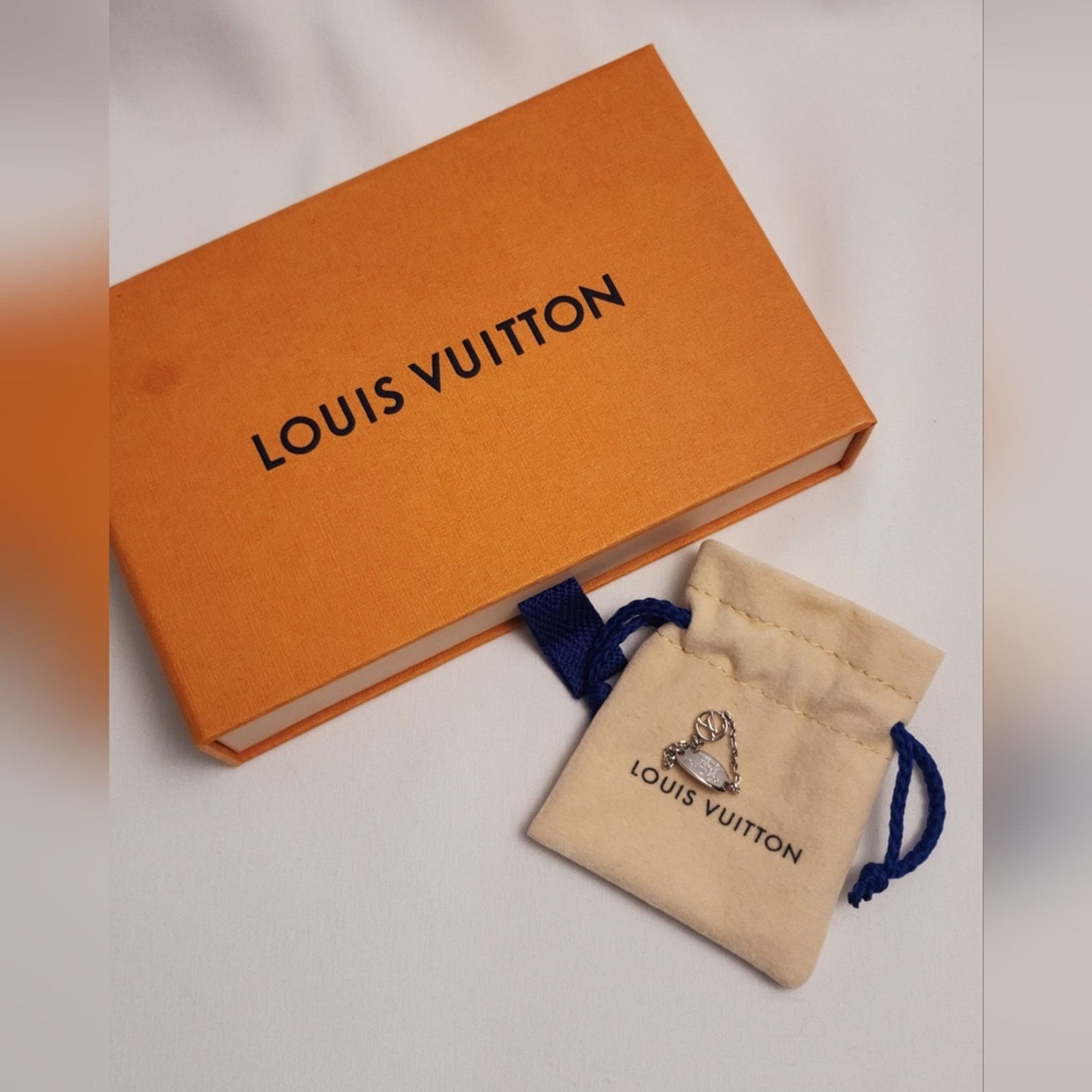 Louis Vuitton Authentic Louis Vuitton Silver Chain blooming strass ring Size ONE SIZE - 2 Thumbnail