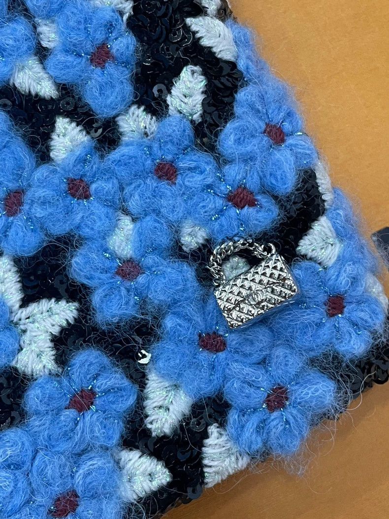 Chanel Chanel 24B blue knitting flower sequin cashmere vest Size XS / US 0-2 / IT 36-38 - 3 Thumbnail