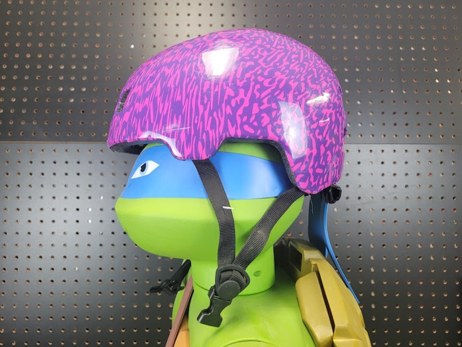 Unknown London Purple helmet with minor signs of use. Turtle not included. Size ONE SIZE - 2 Thumbnail