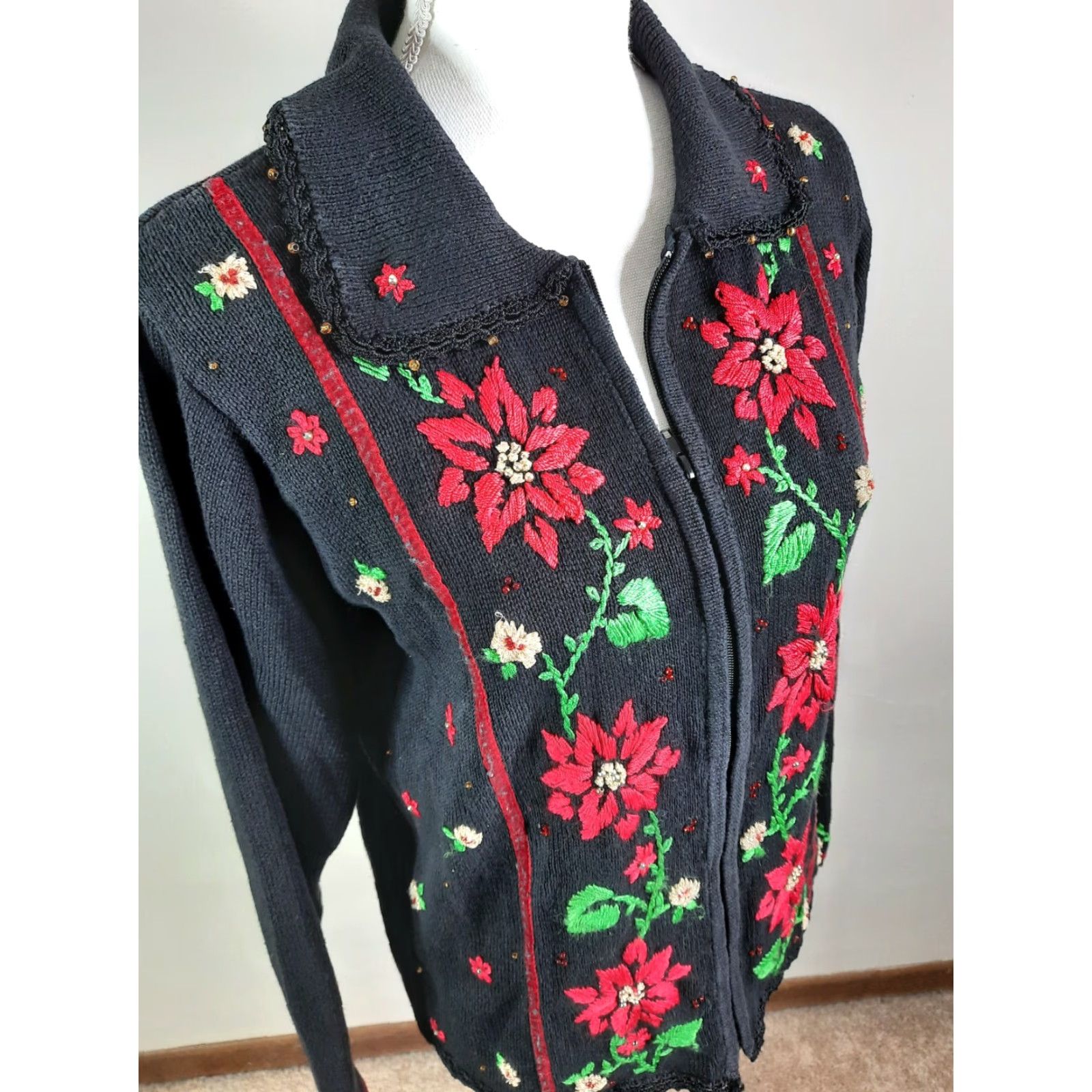 Vintage VINTAGE Cardigan Sweater Christmas Embroidered Poinsettia Black S Womens 90s Winter Size S / US 4 / IT 40 - 3 Thumbnail