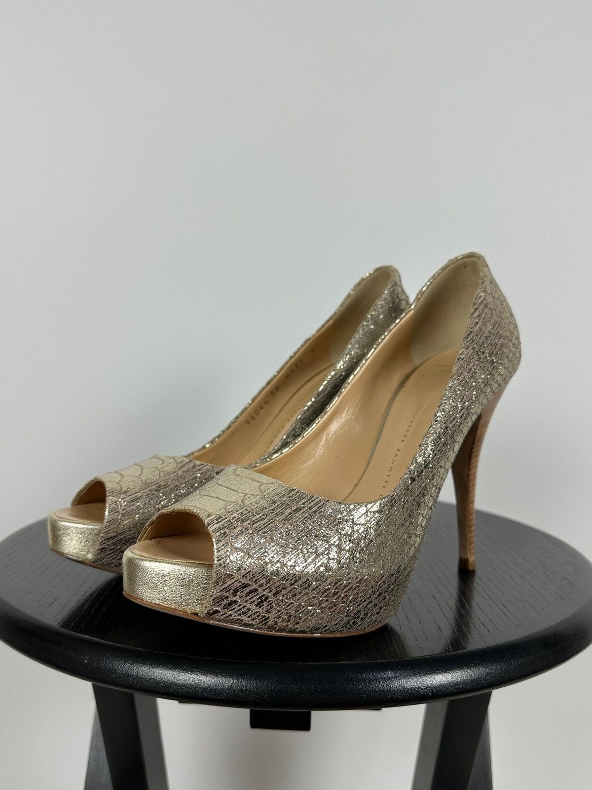 Giuseppe Zanotti Giuseppe Zanotti Gold Metallic Python Embossed Leather Pumps Size US 8 / IT 38 - 7 Thumbnail