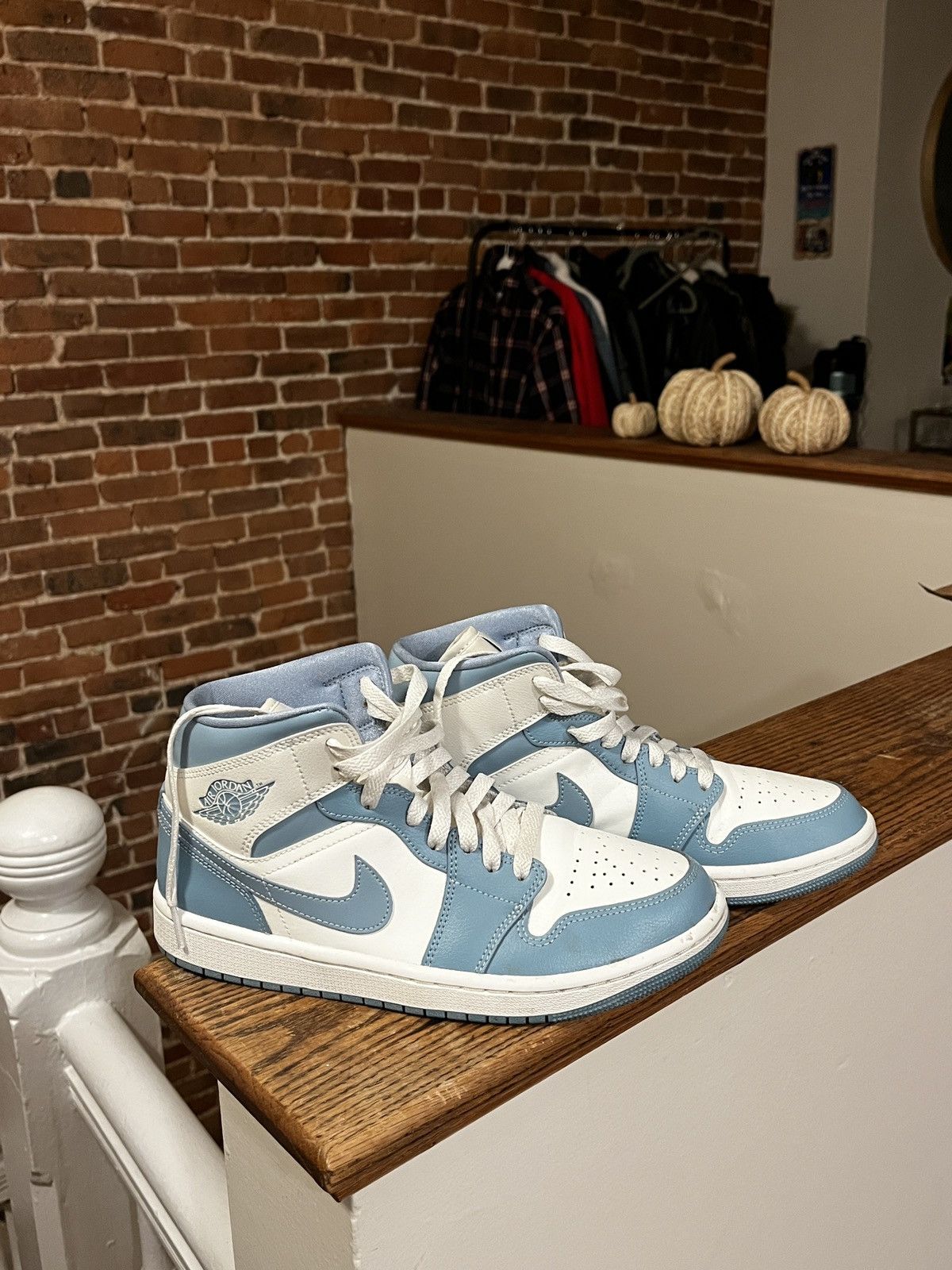 Jordan Brand Air Jordan 1 Mid "UNC" Size US 9 / IT 39 - 2 Thumbnail