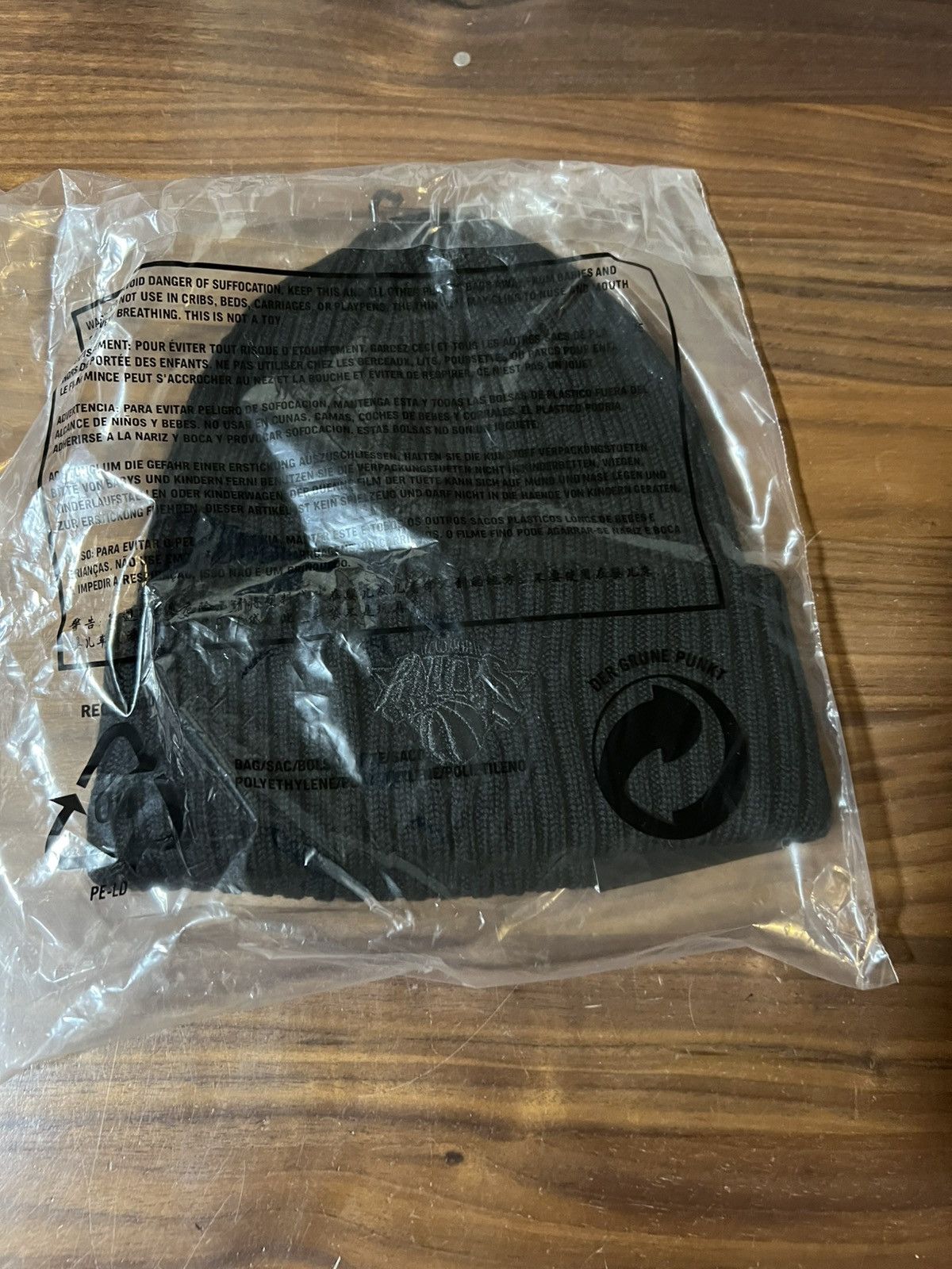 Kith × New Era Kith for the New York Knicks Midtown Logo Beanie in Black Size ONE SIZE - 8 Thumbnail