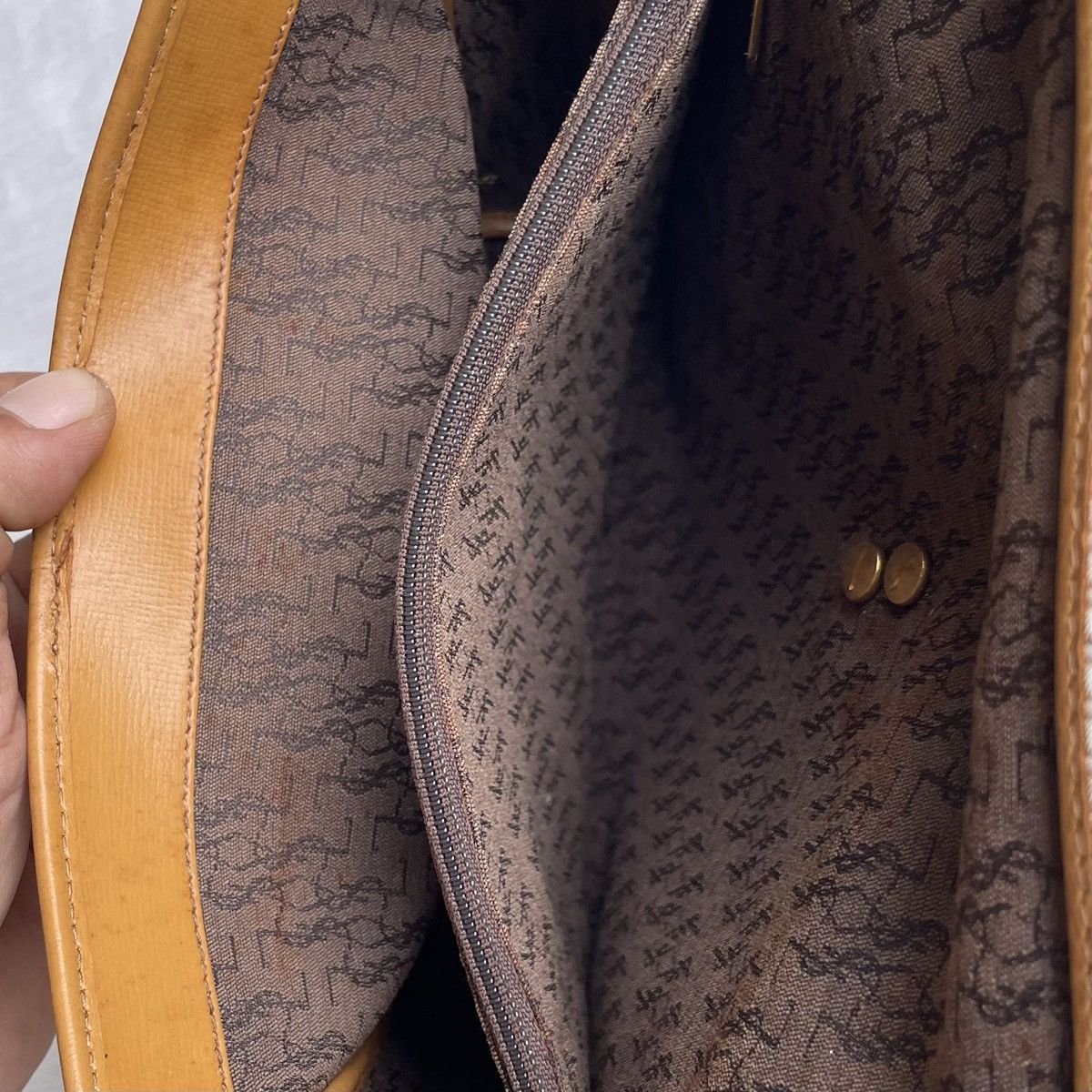 Yves Saint Laurent Vintage Yves Saint Launrent Off White/Tan Leather Crossbody Size ONE SIZE - 17 Thumbnail