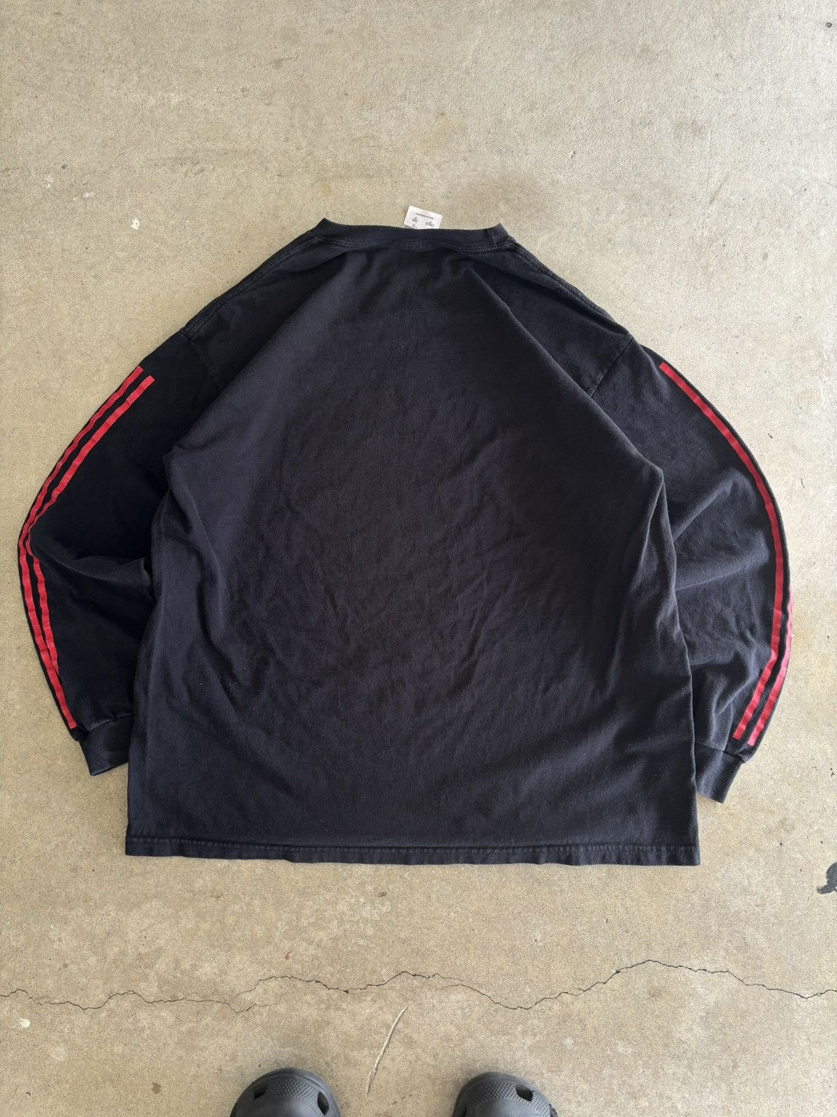 Adidas Vintage 90s Adidas Triple Striped Red On Black Longsleeve Size US L / EU 52-54 / 3 - 2 Thumbnail