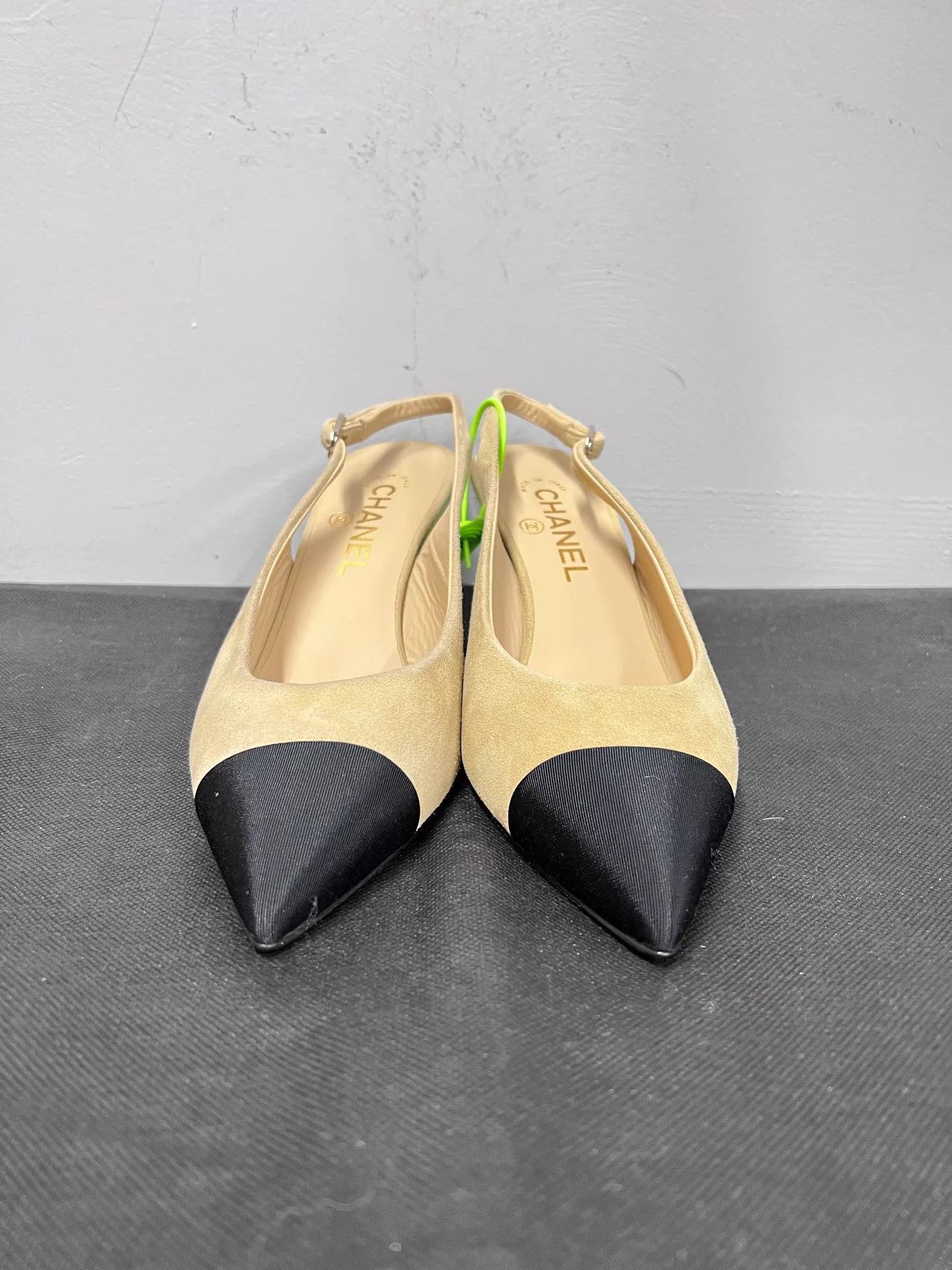 Chanel Chanel CC Logo Cream Black Suede Heels 38.5 Perfect Size US 8 / IT 38 - 2 Thumbnail