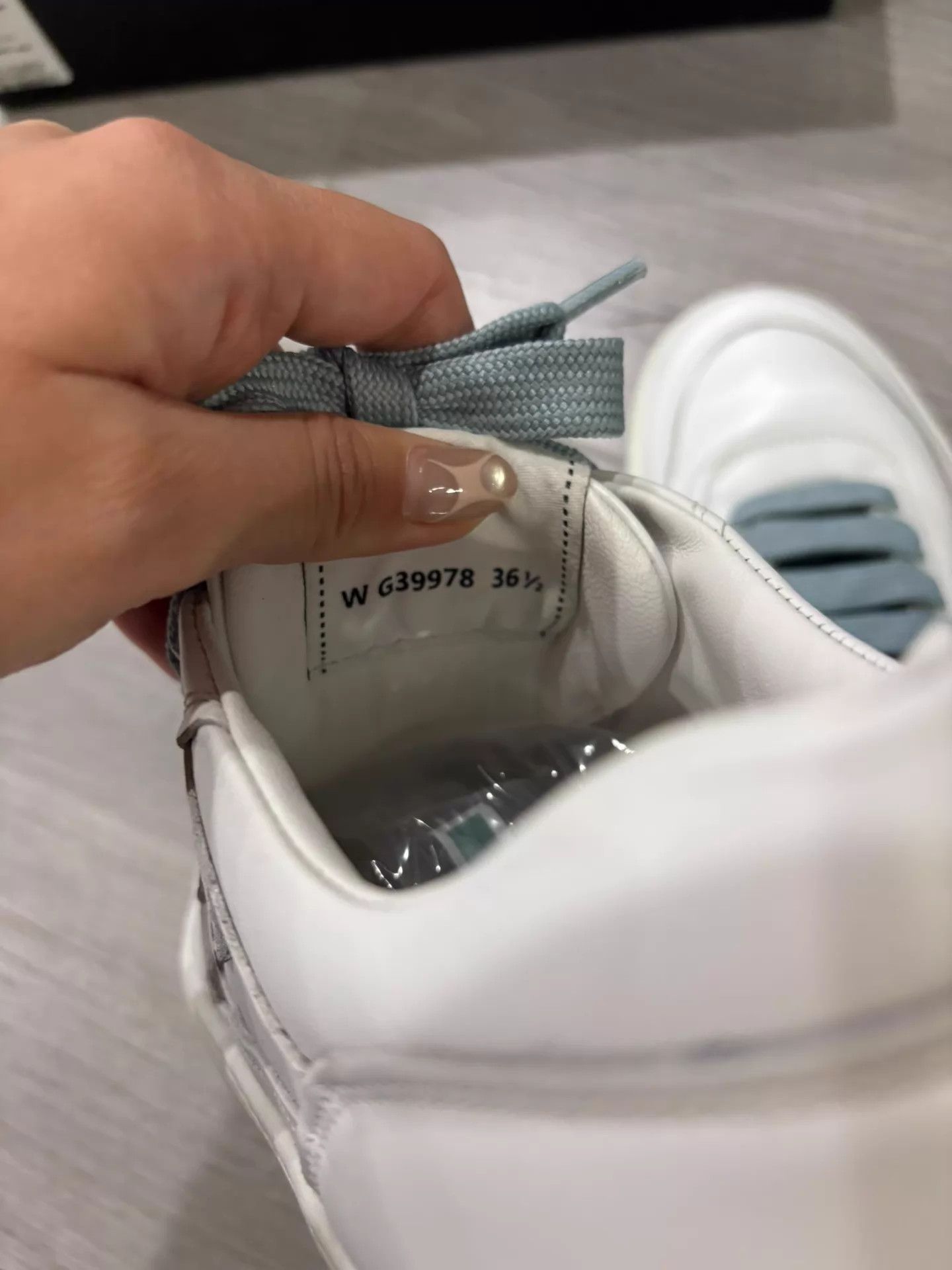 Chanel Chanel CC logo leather sneakers 99 new with box EUR 36.5 Size US 6 / IT 36 - 5 Thumbnail