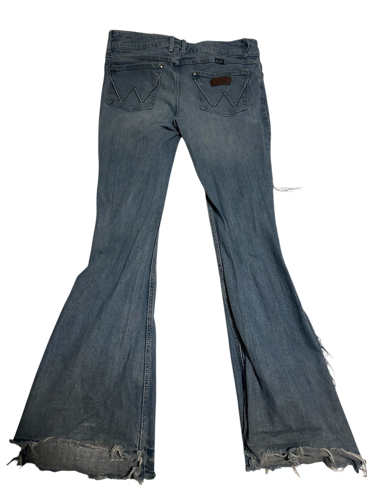 Wrangler Extremely flared and distressed wranglers Size US 32 / EU 48 - 2 Thumbnail