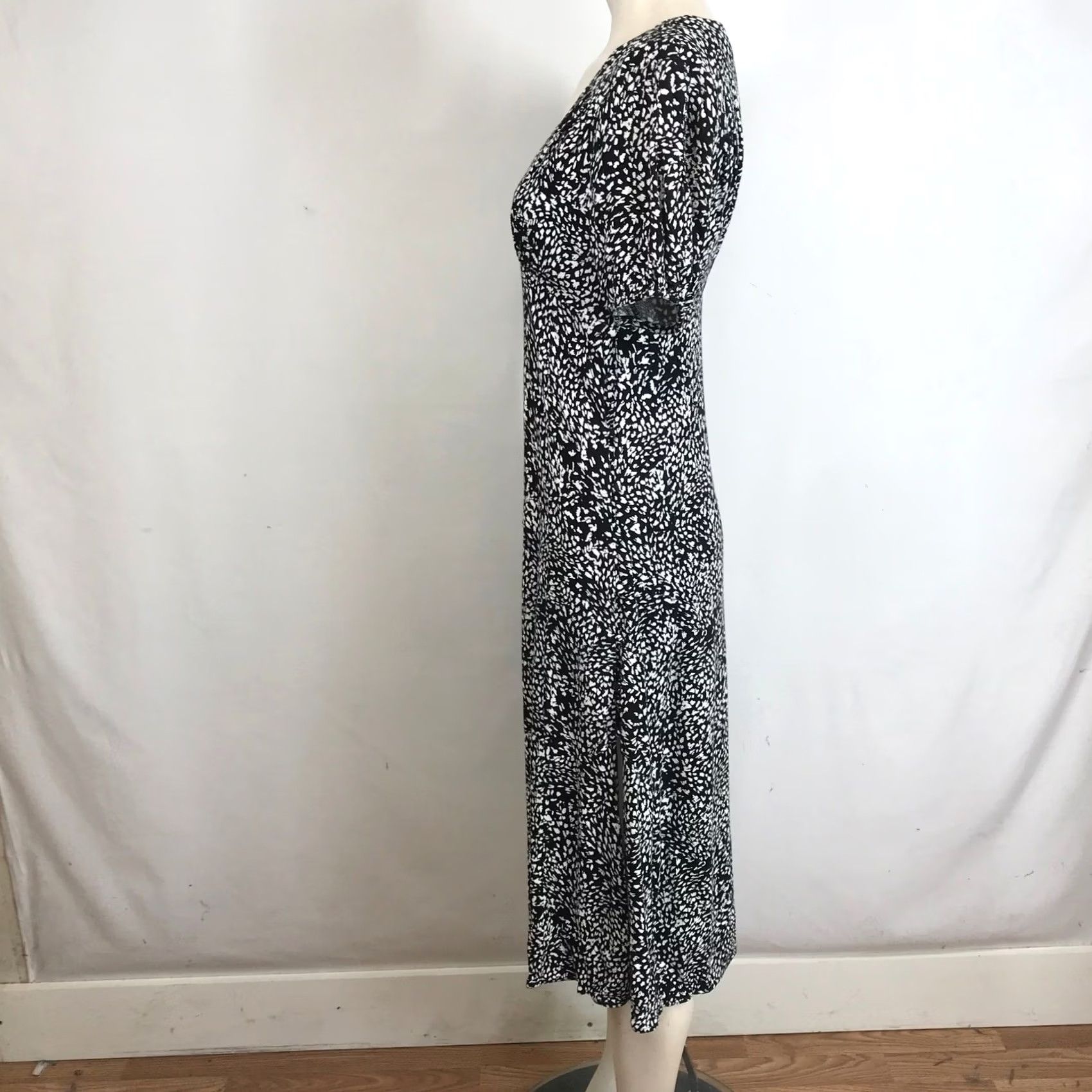 Free People Free People Black White Abstract Print Flutter Sleeve Midi Dress Size 2 Size XS / US 0-2 / IT 36-38 - 6 Thumbnail