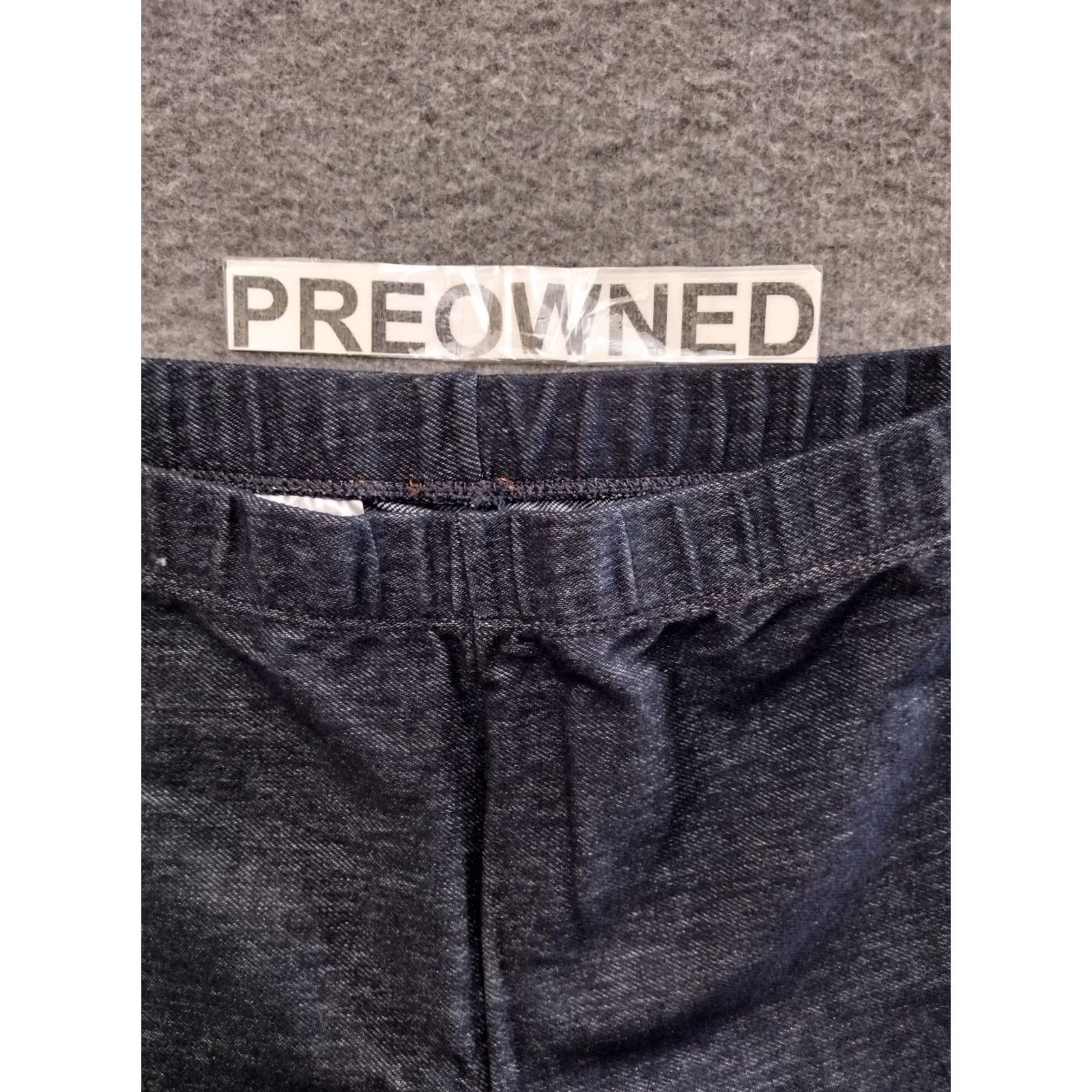 Vintage No Boundaries Gray Capri Pants Womens Size S Casual Pull On Waist 17 In Inseam Capris Front Flat Comfort Elastic Waist Regular Fit Shorts/Pants Size 28" / US 6 / IT 42 - 3 Thumbnail