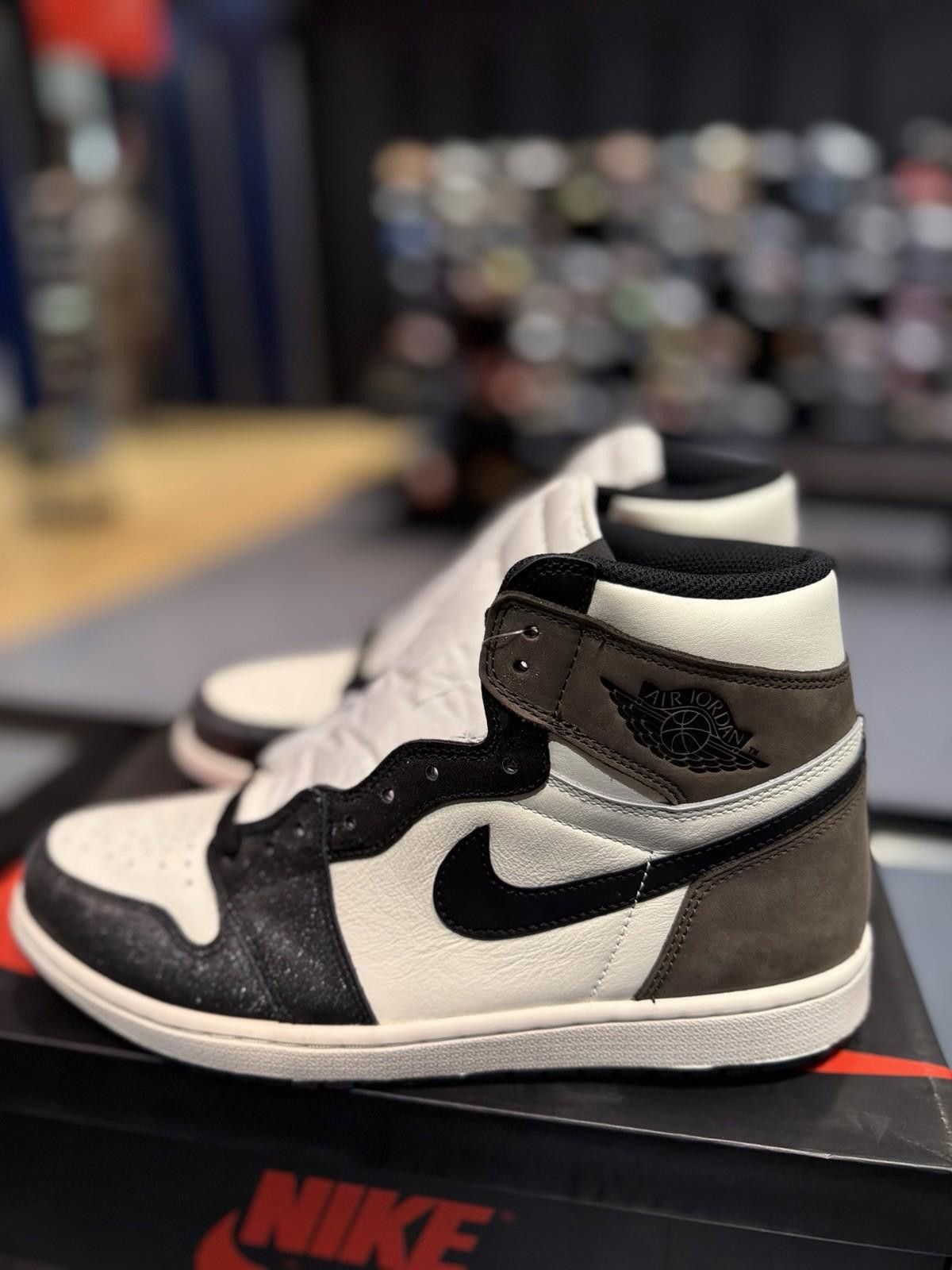 Jordan Brand Size 10.5 - Jordan 1 Retro OG High Dark Mocha (555088 105) Size US 10.5 / EU 43-44 - 7 Thumbnail