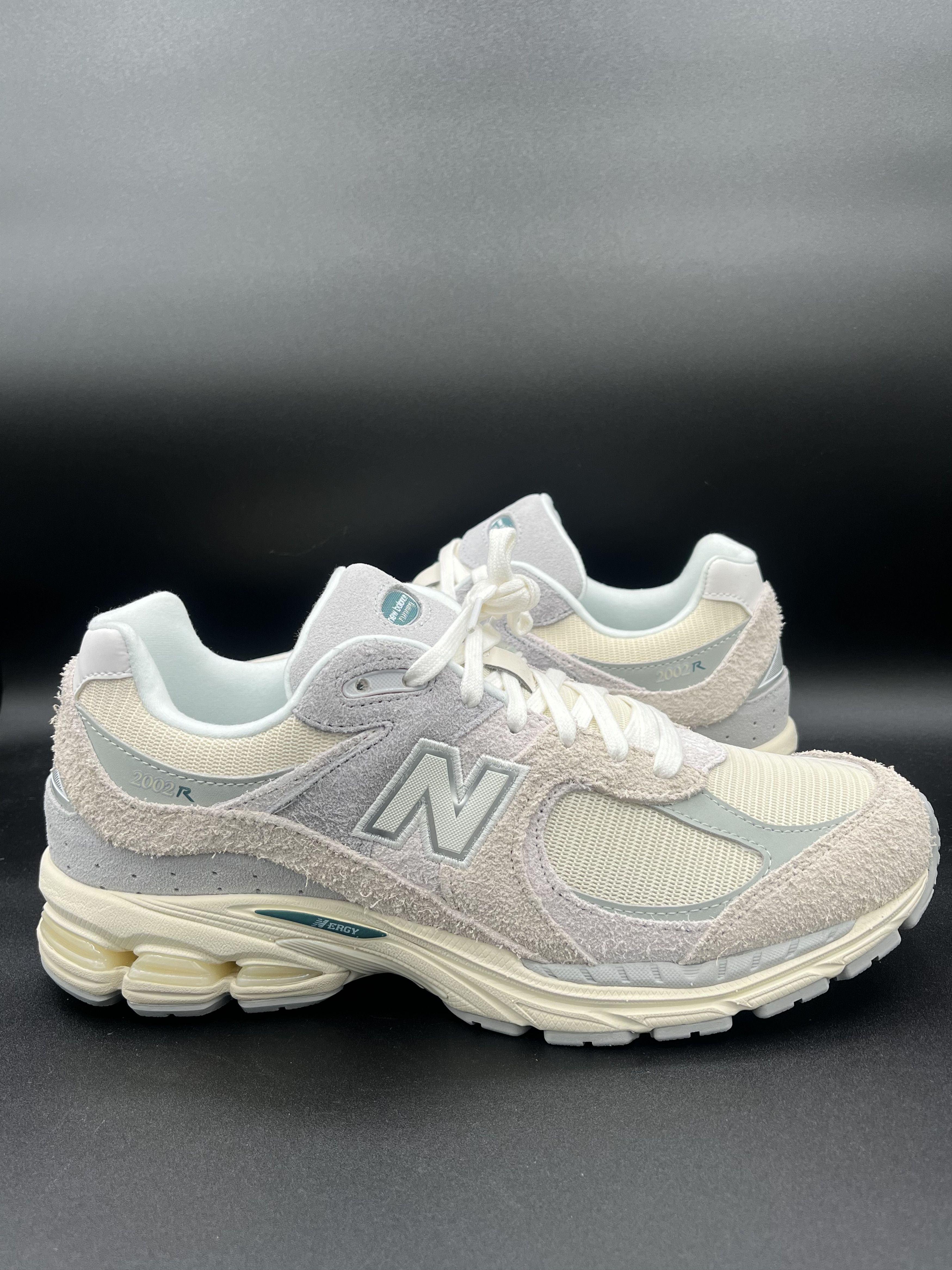 New Balance New Balance 2002R Linen Size 10.5 New Size US 10.5 / EU 43-44 - 2 Thumbnail