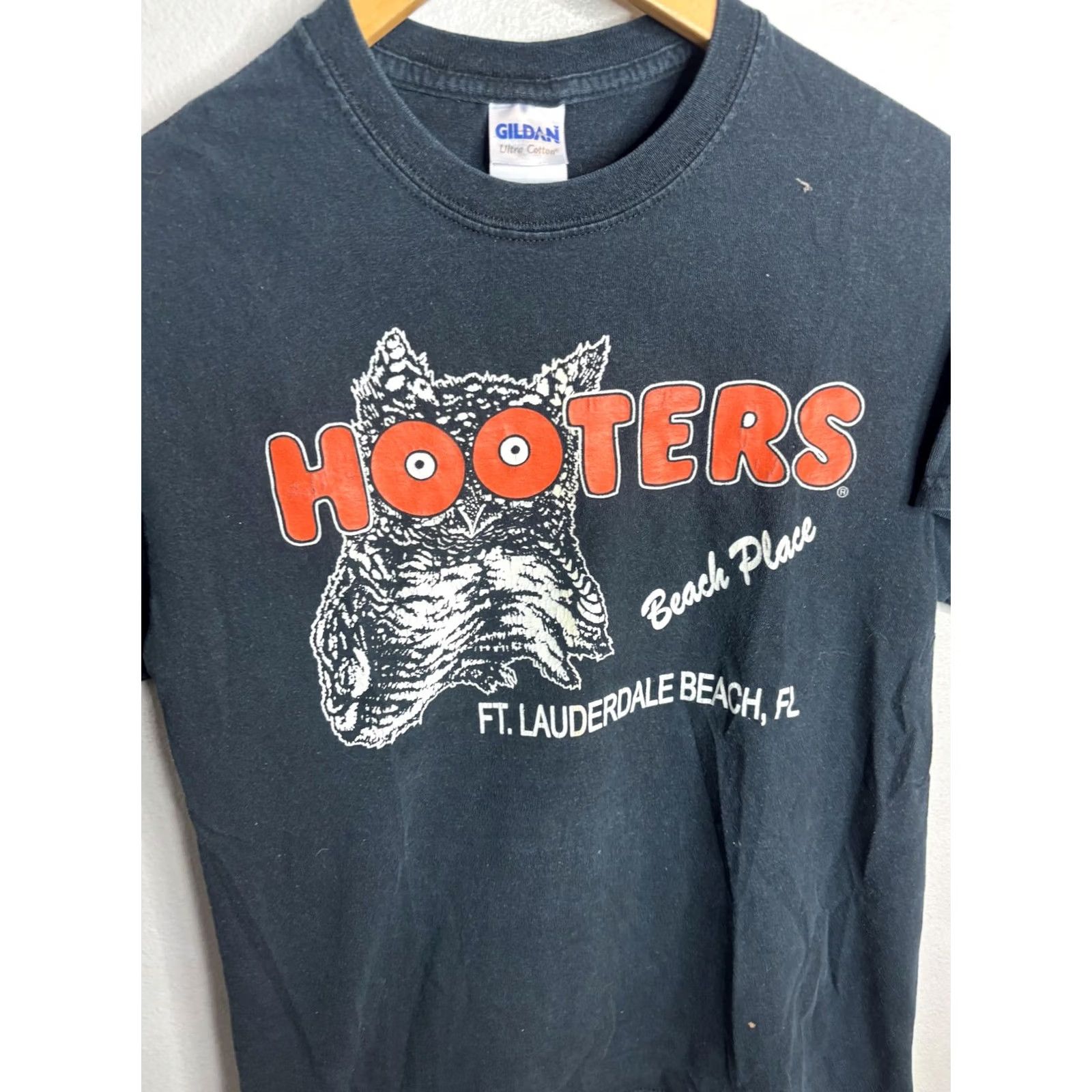 Gildan Hooters Shirt Mens Small Black Ft Lauderdale Beach Place Graphic Tee Delightfully Size US S / EU 44-46 / 1 - 2 Thumbnail