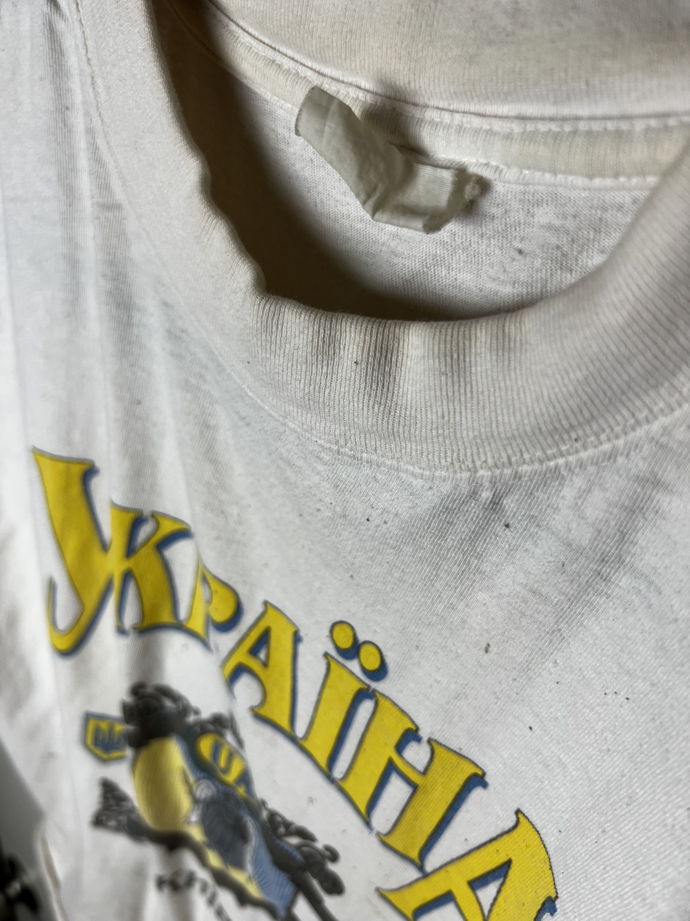 Vintage Vintage Kyiv, Ukraine Crest Cut Off Crop Souvenir T-shirt Size US S / EU 44-46 / 1 - 8 Thumbnail