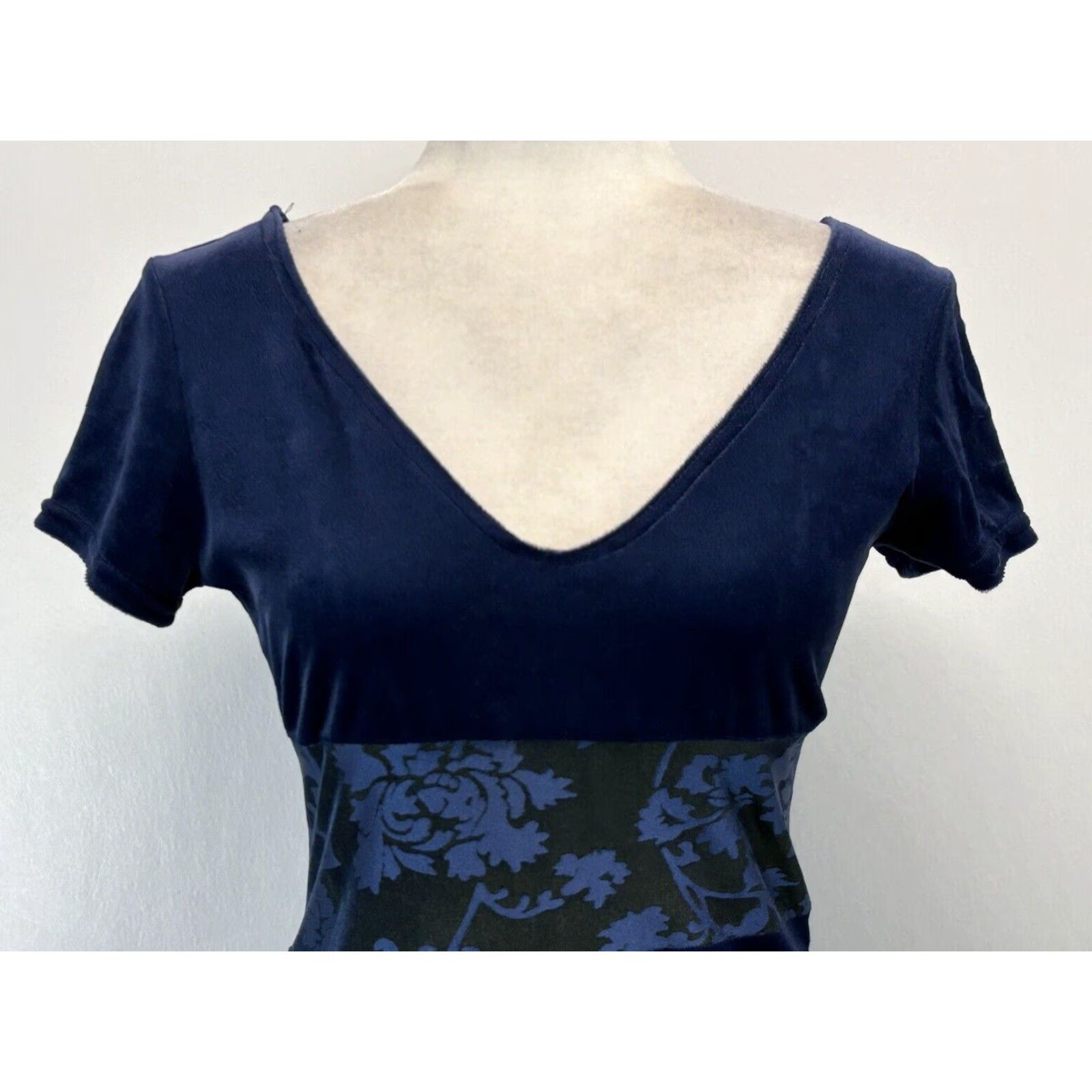 Velvet VINTAGE Possessed Velvet Maxi Dress Blue Floral V-Neck Short Sleeve XS/S Women Regular Grunge Whimsigoth 90s Halloween Party/Cocktail Fall Winter Size XS / US 0-2 / IT 36-38 - 5 Thumbnail