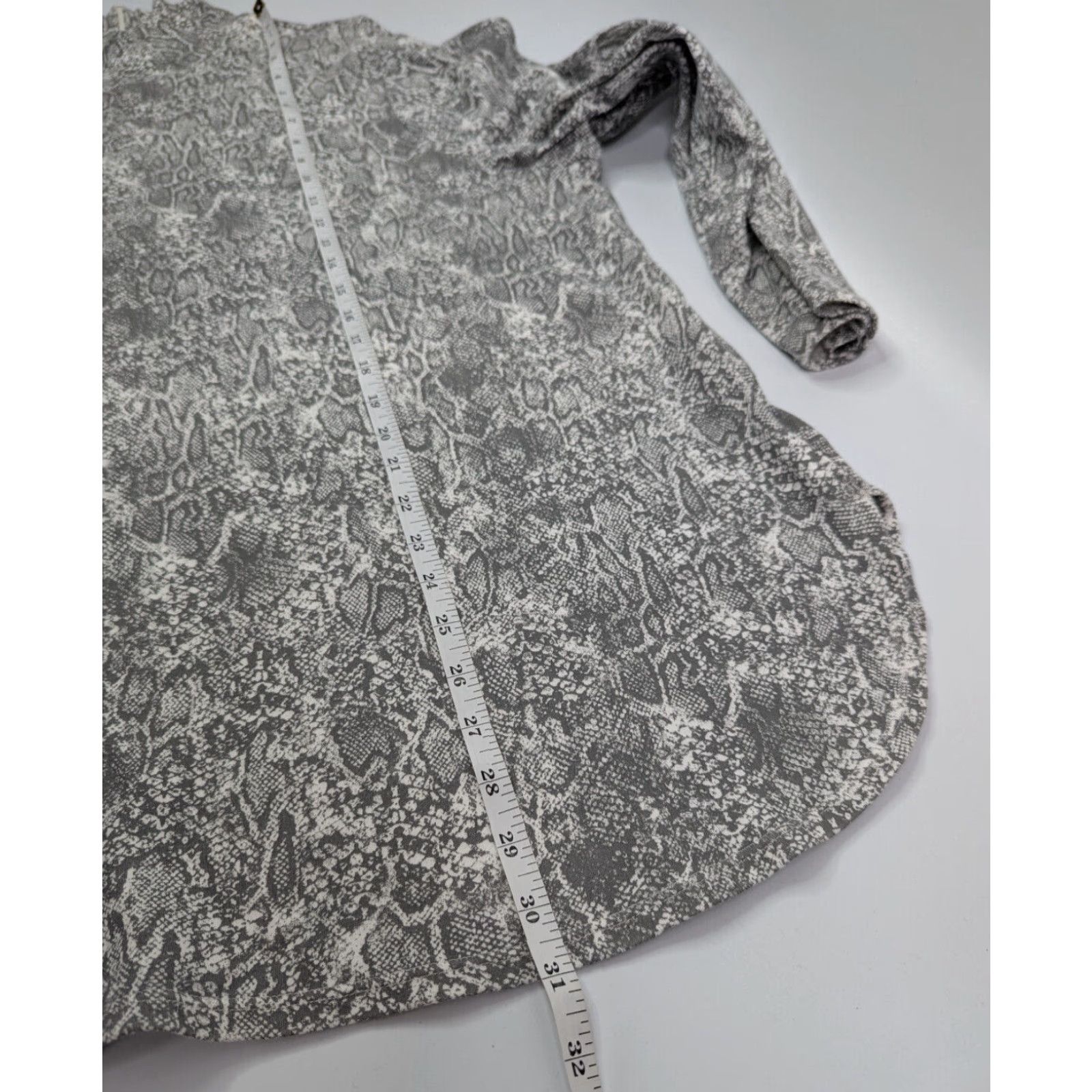 Vintage VINTAGE Chico's Snake Print Mock Neck Tunic Top Womens 2XL Gray Long Sleeve Size XXL / US 16-18 / IT 52-54 - 5 Thumbnail