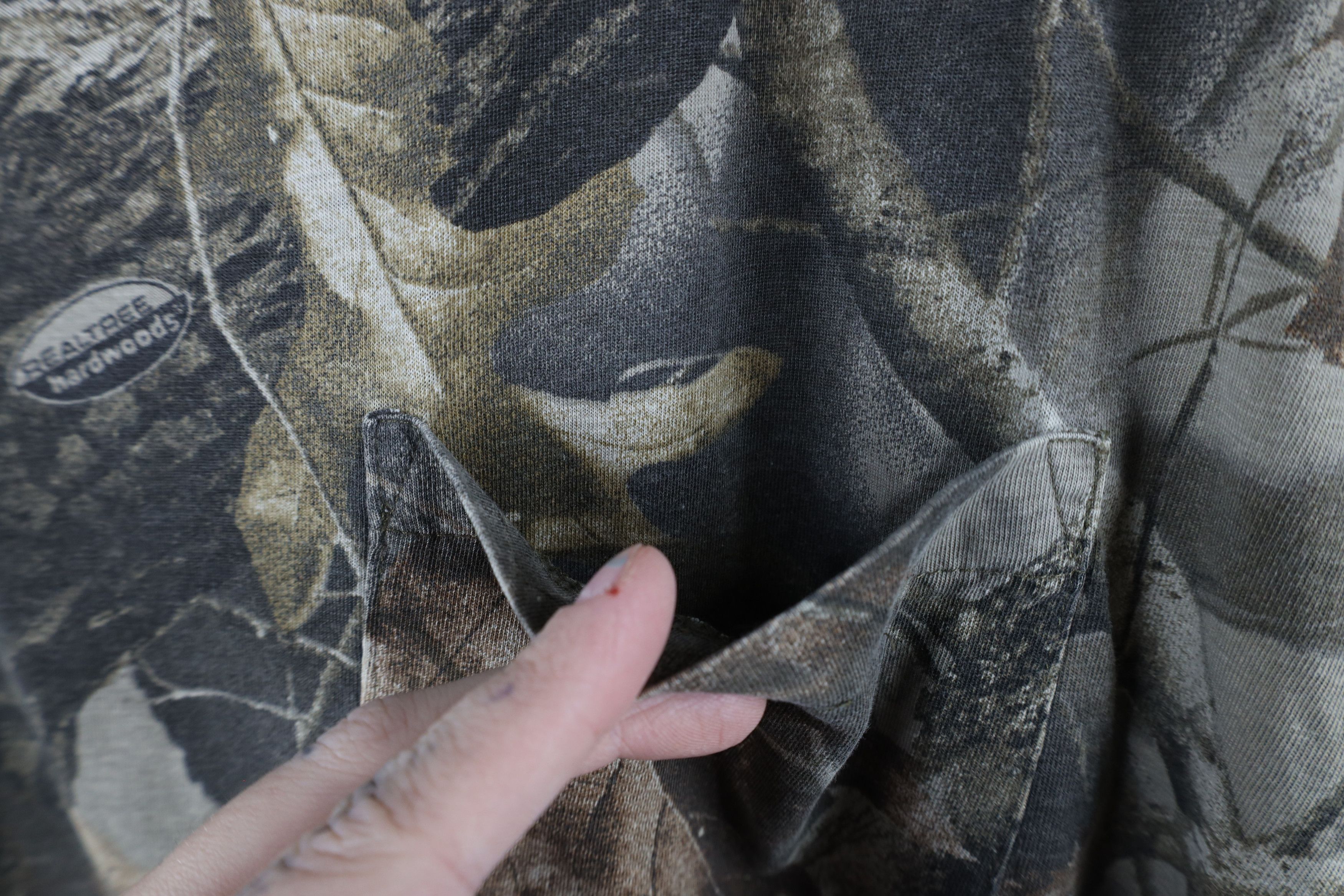 Vintage Vintage 90s Streetwear Realtree Camouflage Pocket T-Shirt Size US XXL / EU 58 / 5 - 7 Thumbnail