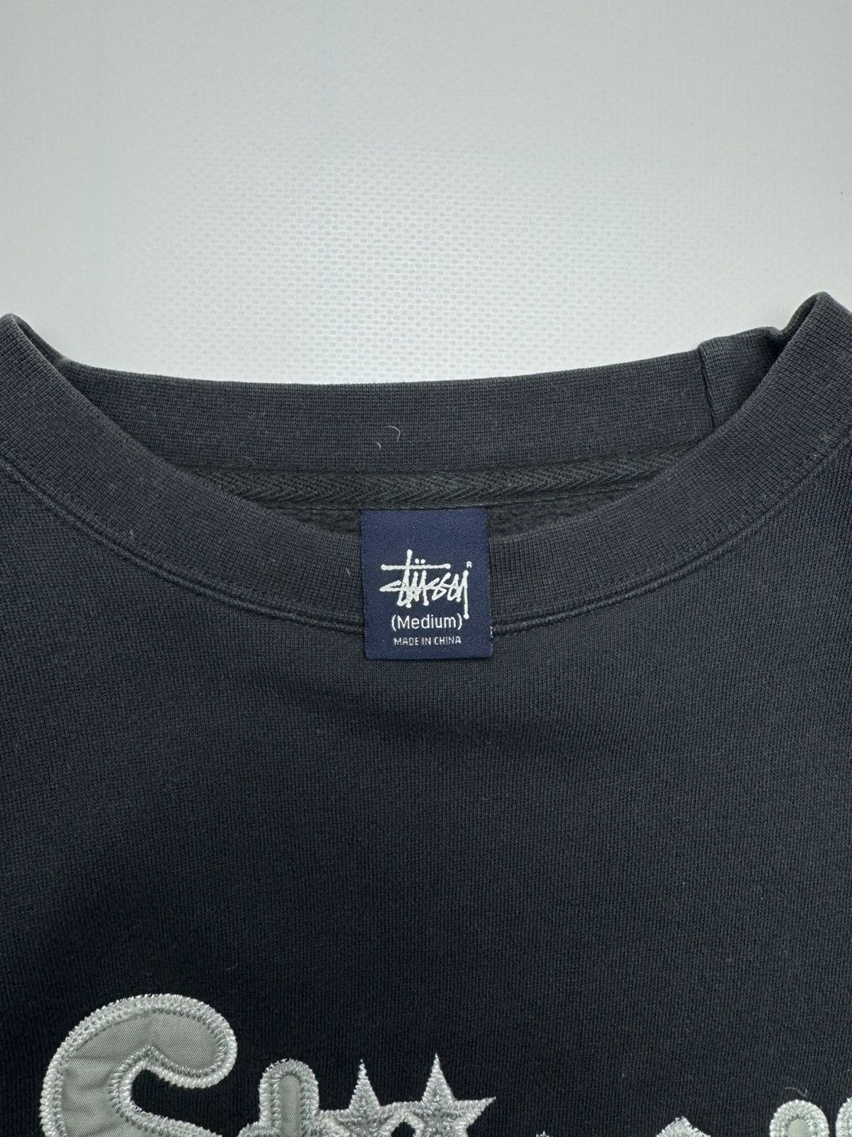 Stussy Stüssy Script Appliqué Crewneck Sweatshirt – Size M/L Size US L / EU 52-54 / 3 - 4 Thumbnail