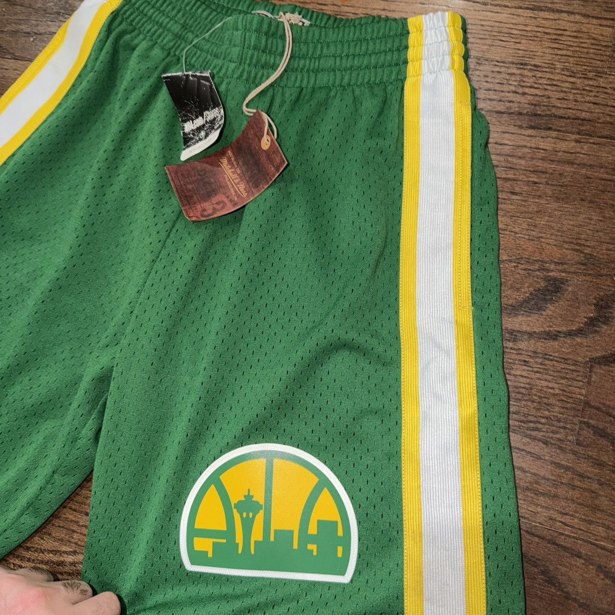 Mitchell & Ness NWT Mitchell & Ness Supersonics Swingman Shorts Mens SM Size US 30 / EU 46 - 2 Thumbnail