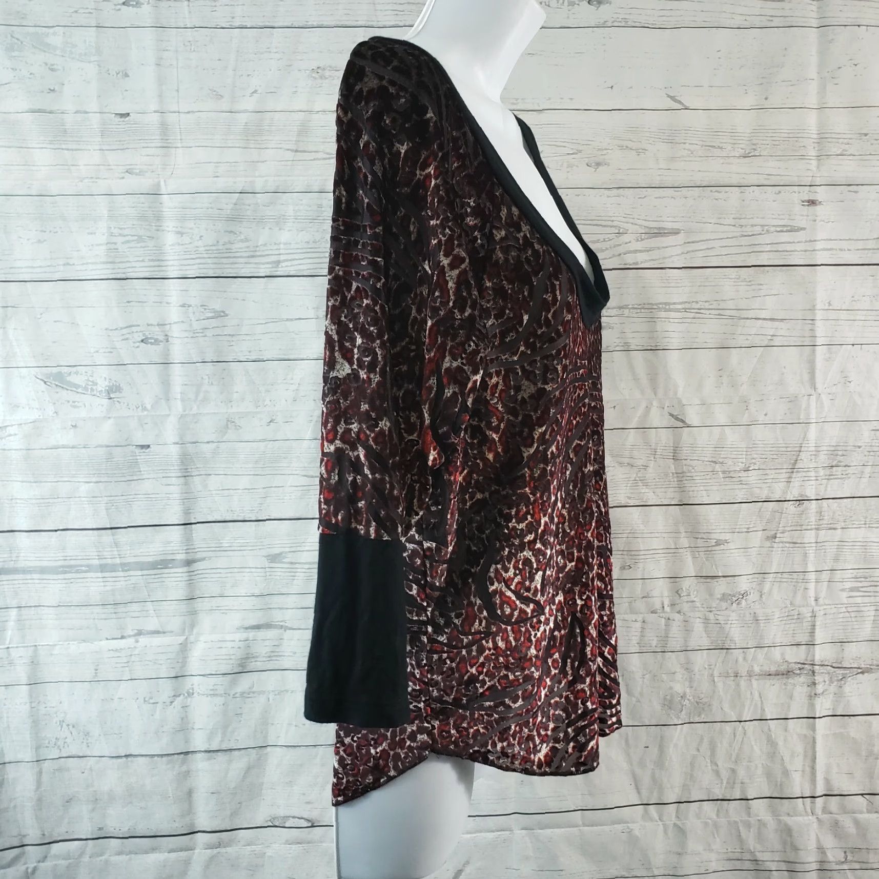 BKE BKE Boutique Womens Top Blouse M Black Red Animal Print Velvet 3/4 Sleeve V-Neck Size M / US 6-8 / IT 42-44 - 3 Thumbnail