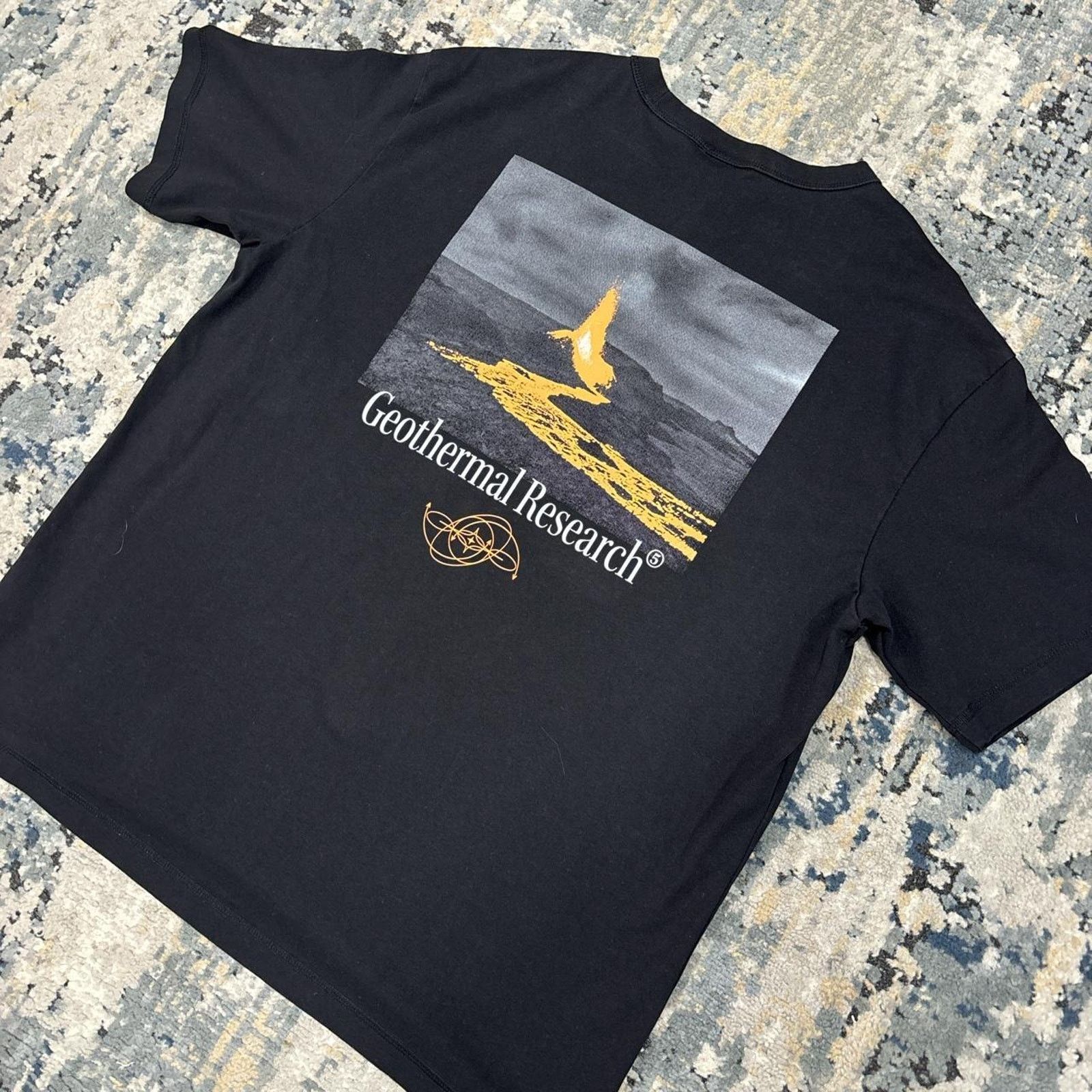 H&M Graphic volcano tshirt Size US L / EU 52-54 / 3 - 5 Thumbnail