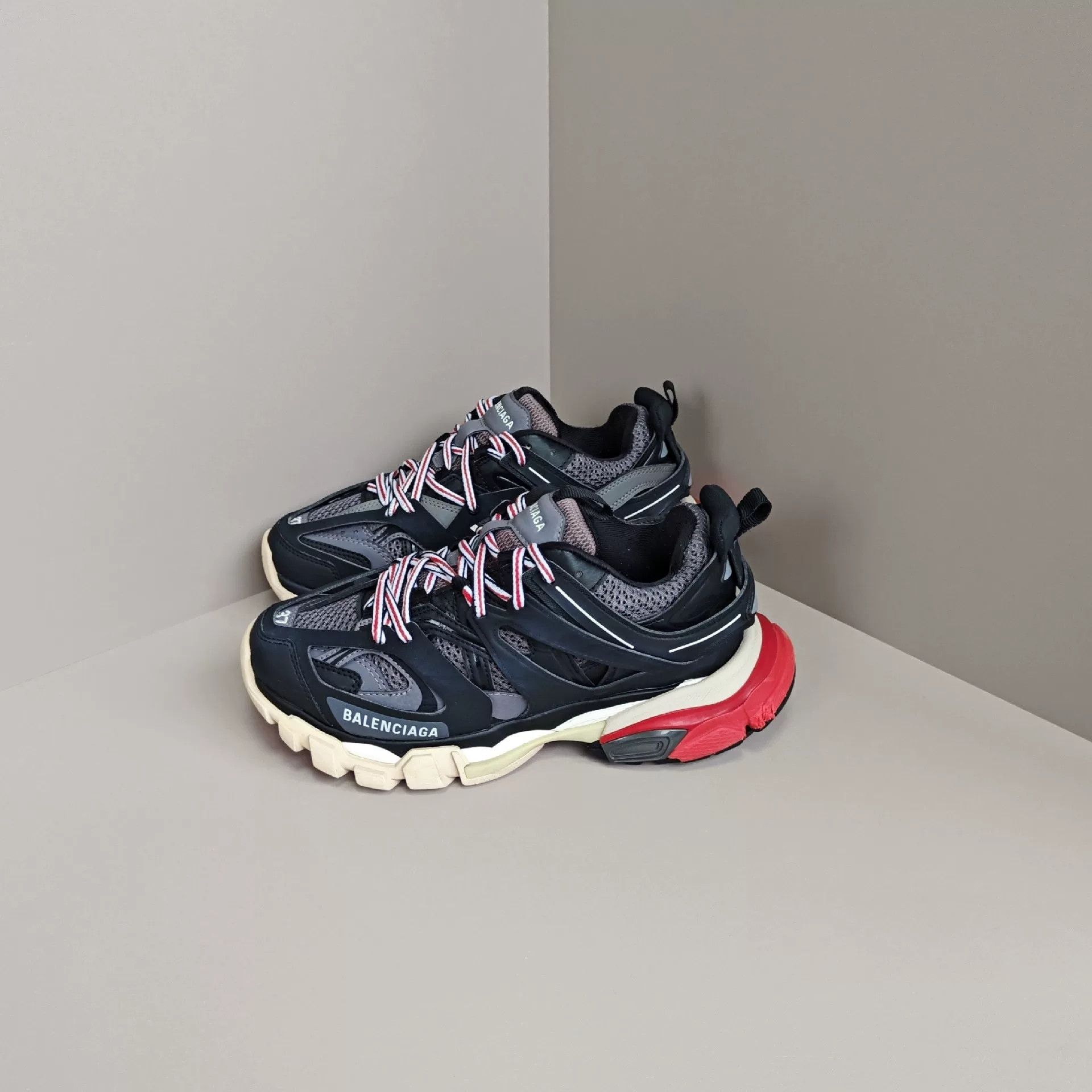 Balenciaga Balenciaga Lowtop Sneakers us_7 Women Size US 7 / IT 37 - 1 Thumbnail